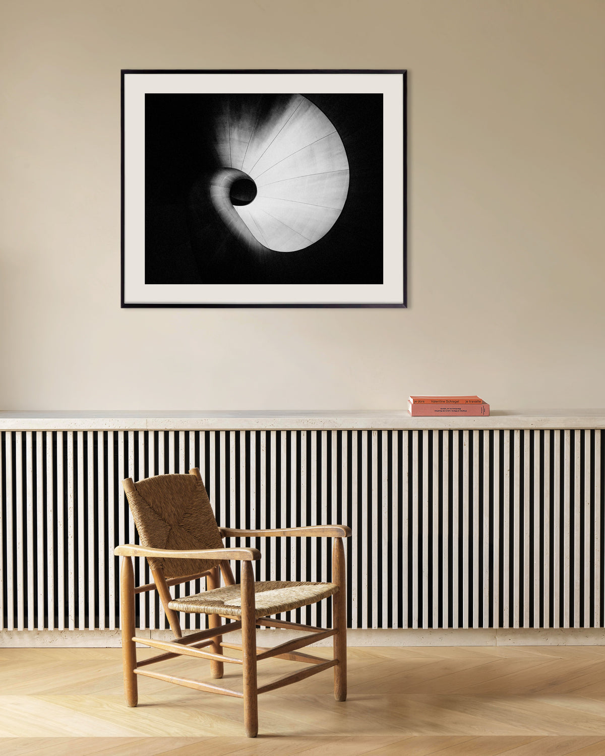 Poster ”Spiraltrappa sedd underifrån”, med metallram