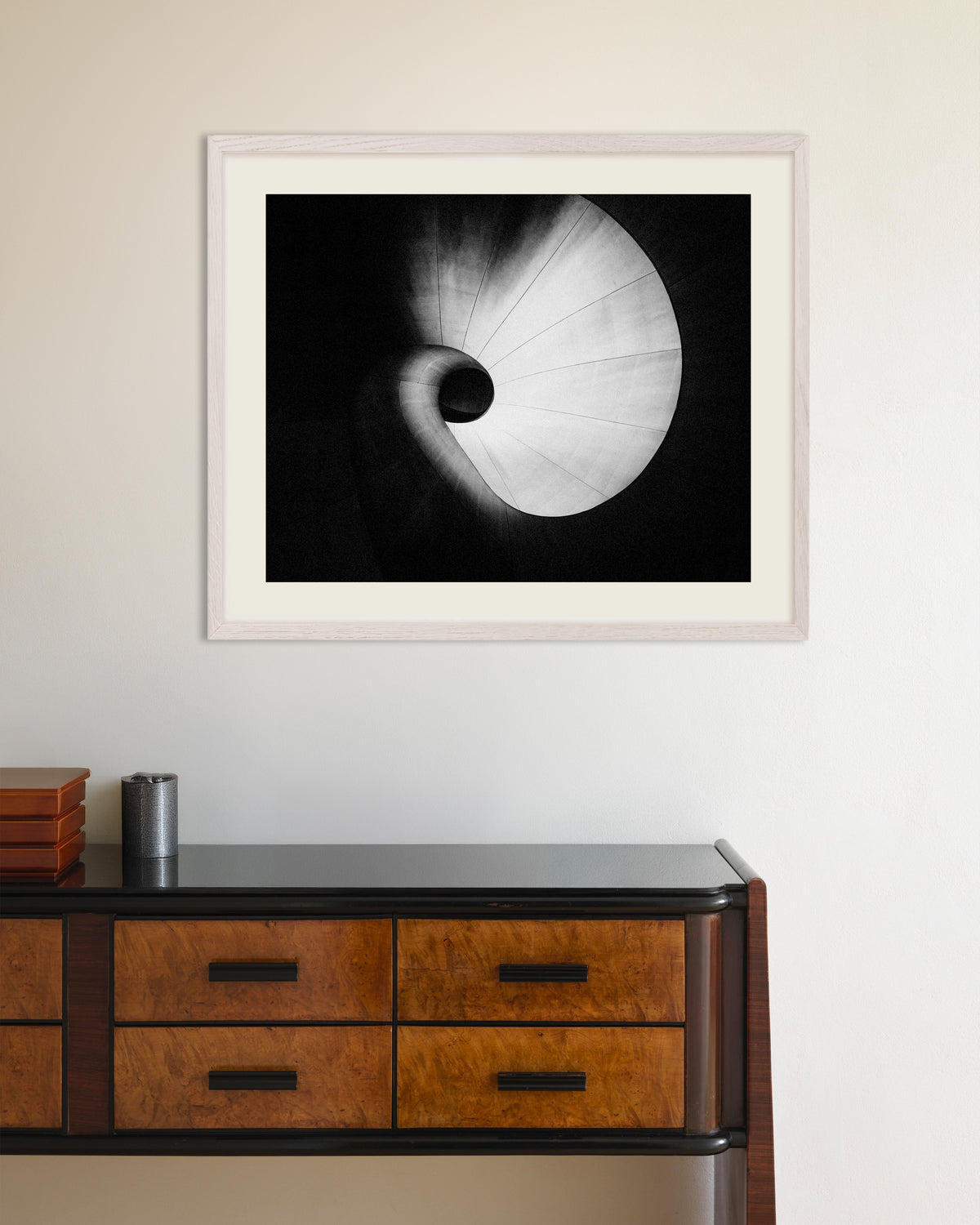 Poster ”Spiraltrappa sedd underifrån”, med vit träram