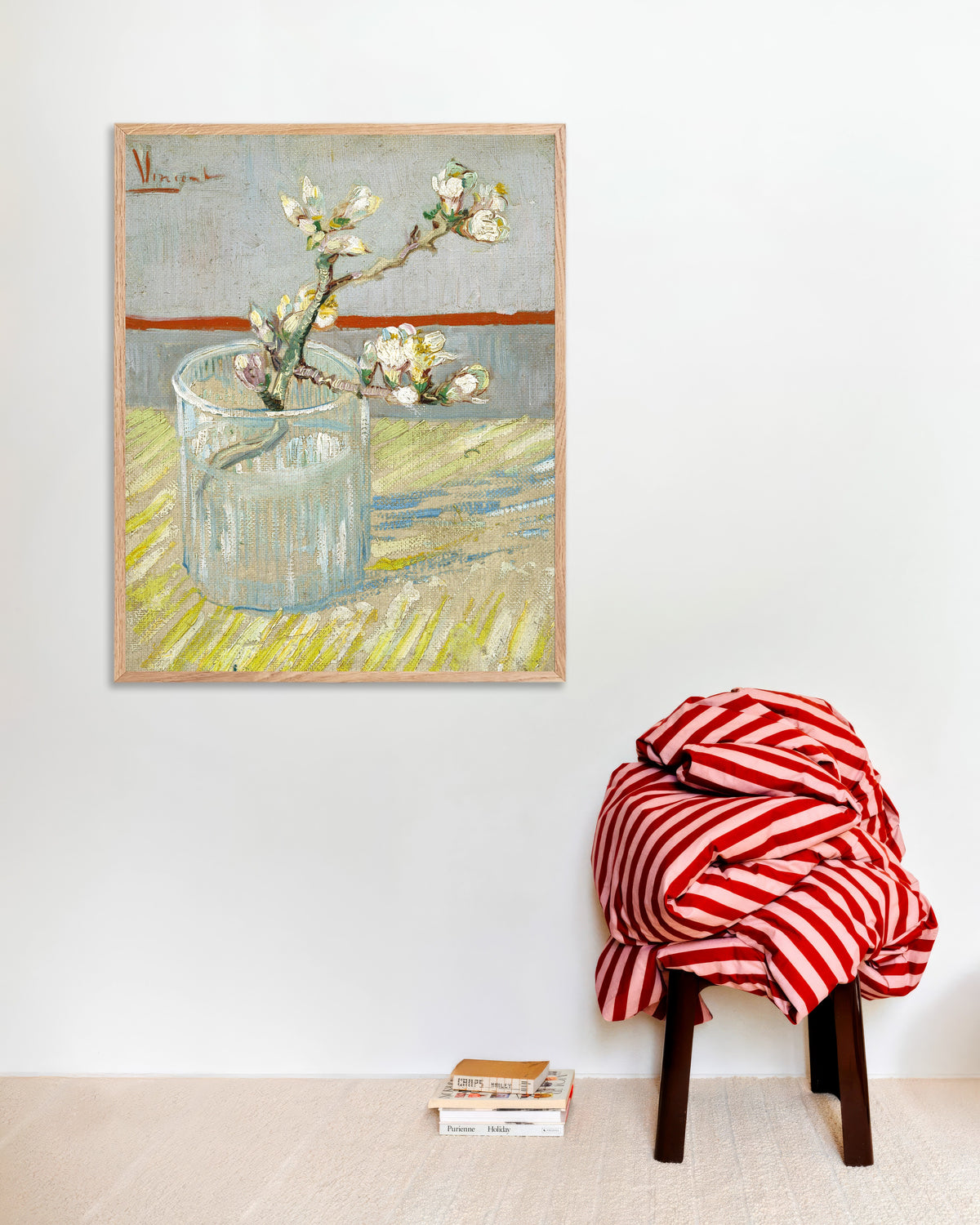 Poster med Blommande mandelkvist i ett glas (1888) av Vincent van Gogh, med ram i naturträ
