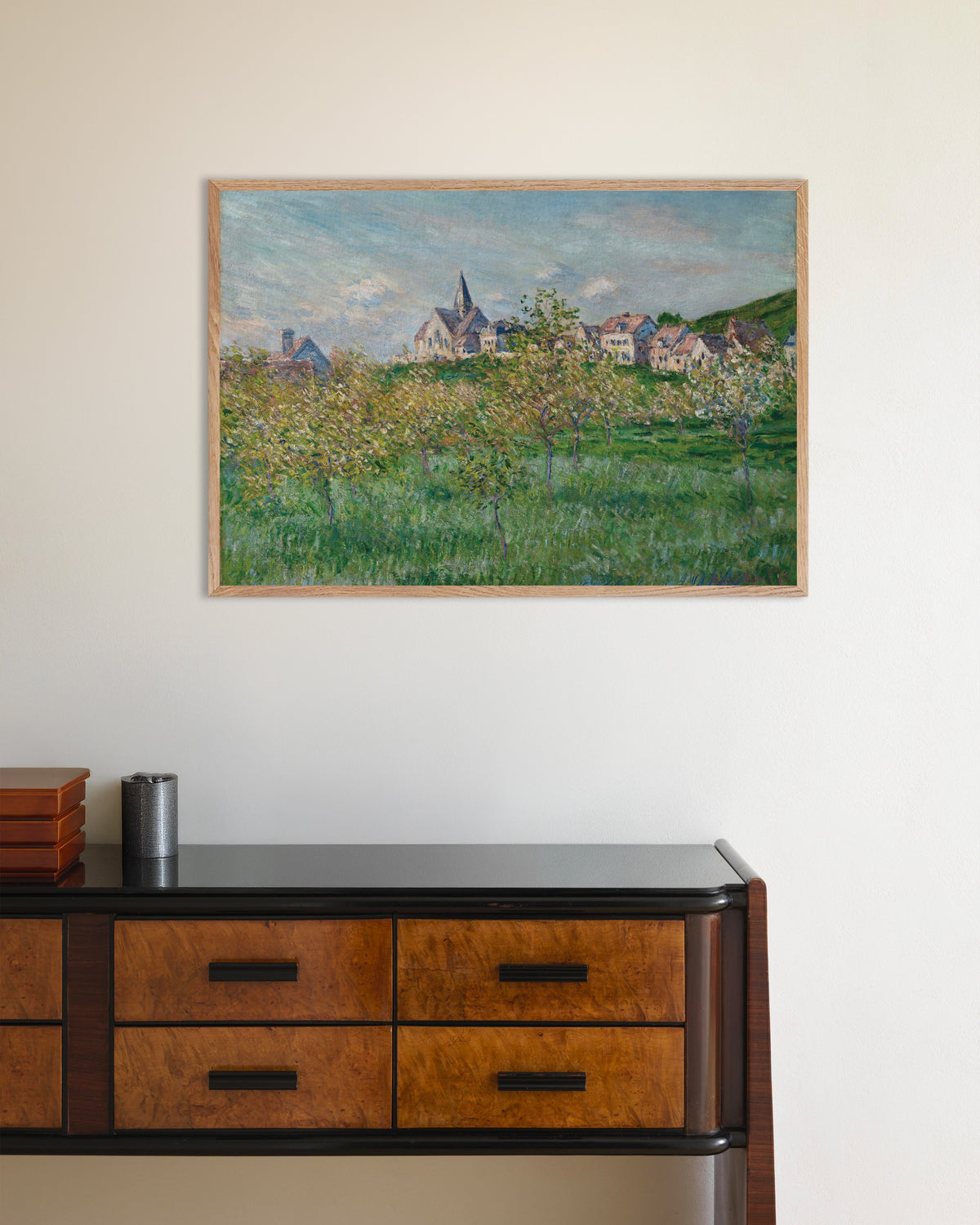 Poster Vår i Giverny, eftermiddag (1885) av Claude Monet med ram i naturträ