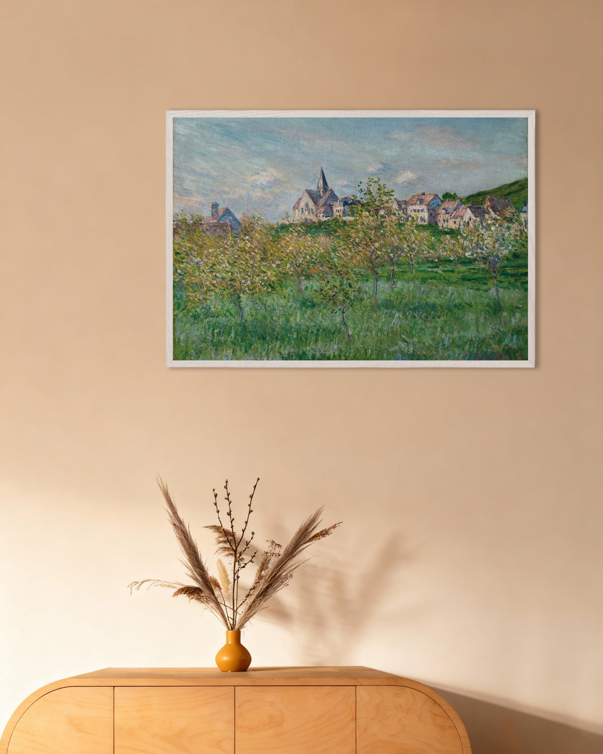 Poster Vår i Giverny, eftermiddag (1885) av Claude Monet med vit träram