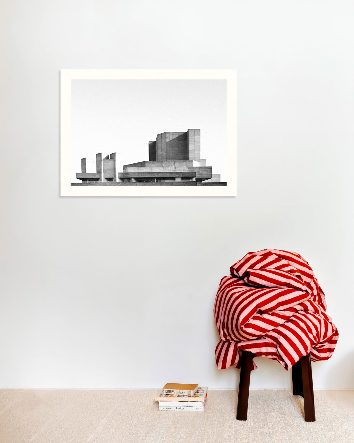Poster ”Staplade terrasser i en teater av betong”