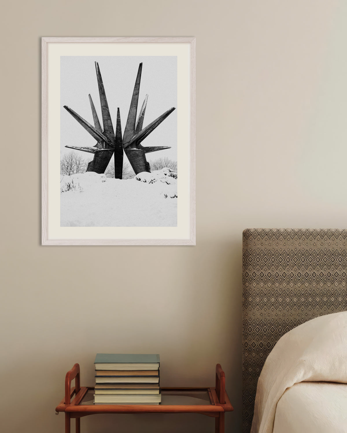 Poster ”Stjärnmonument i snön”, med vit träram
