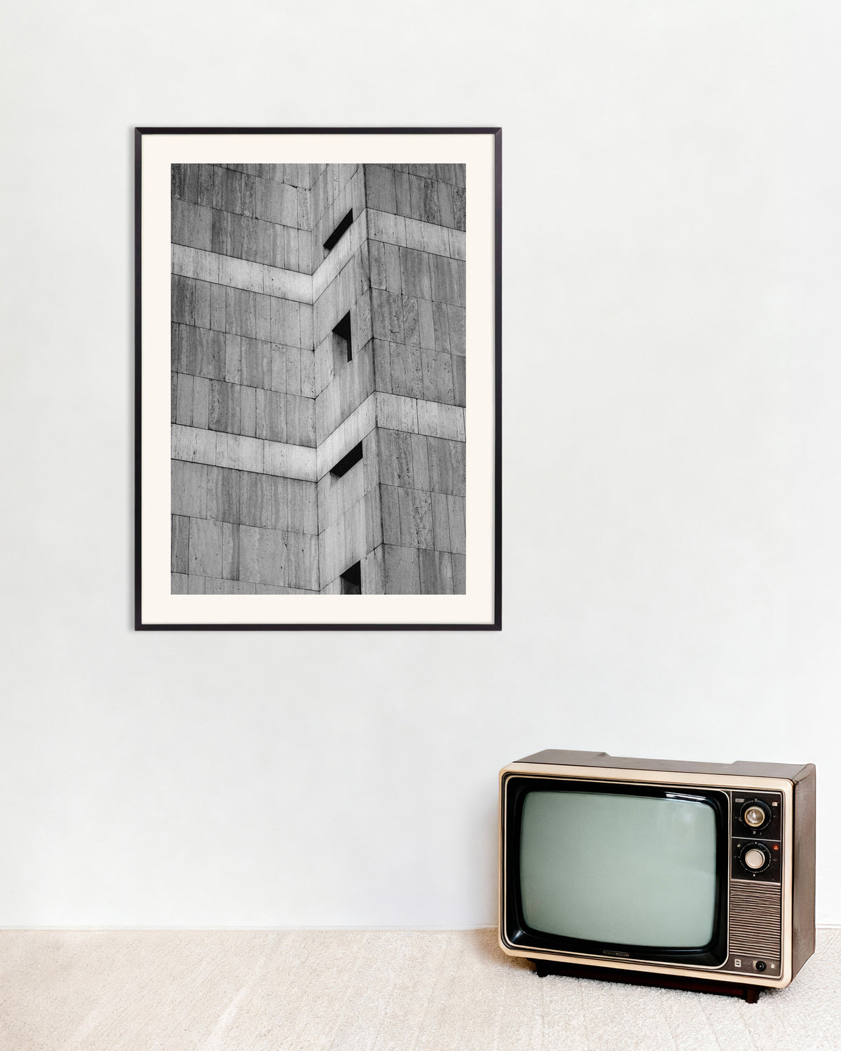 Poster ”Hörn i sten med smala fönsterspringor”, med metallram