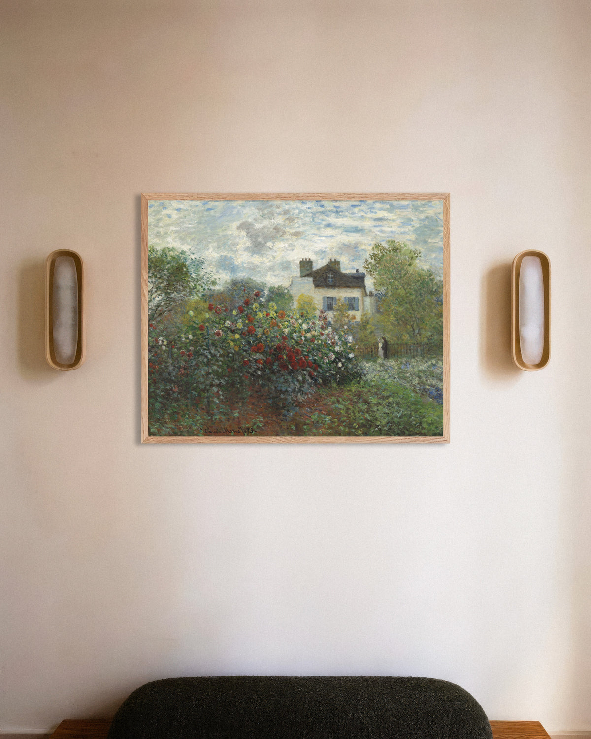 Poster Konstnärens trädgård i Argenteuil, ett hörn med dahlior (1873) av Claude Monet med ram i naturträ