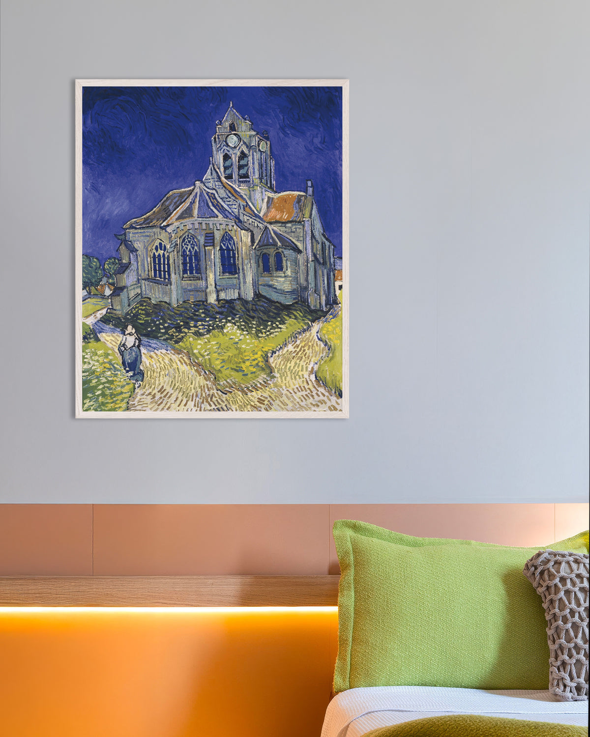 Poster med Kyrkan i Auvers-sur-Oise (1890) av Vincent van Gogh, med vit träram