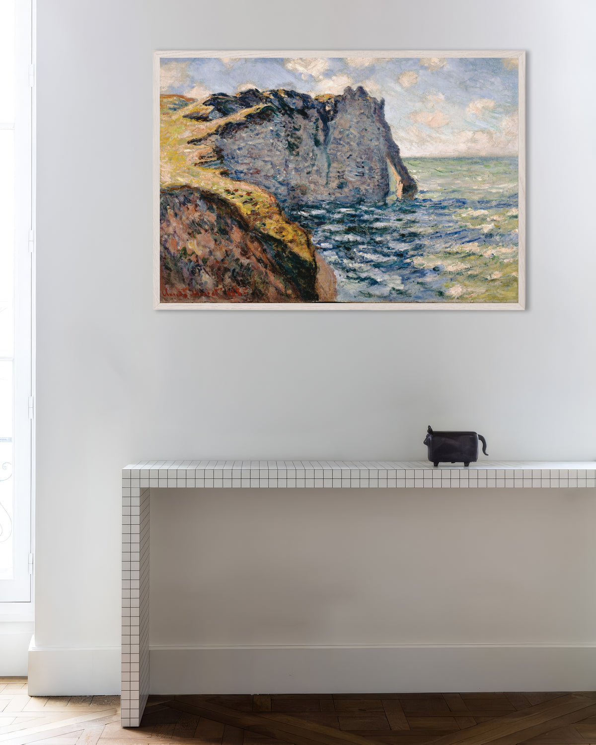 Poster Falaise d'Aval, Étretat (1885) av Claude Monet med vit träram