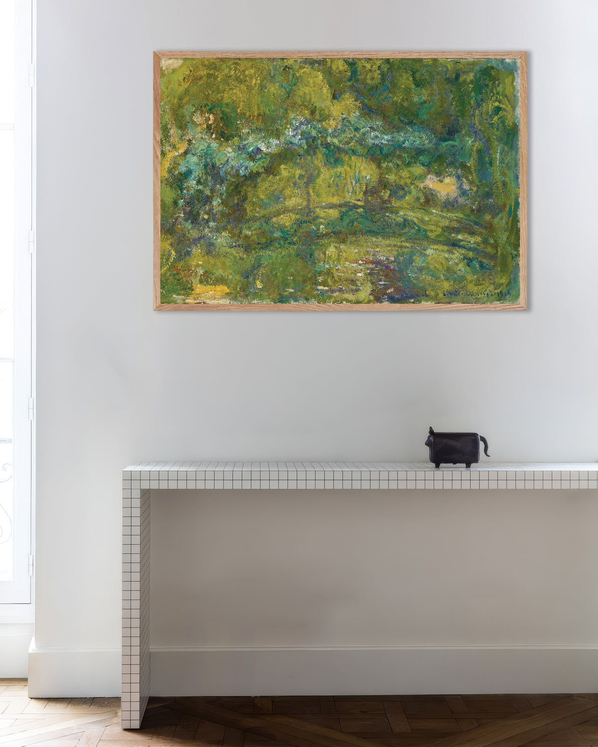 Poster Gångbron över näckrosdammen (1919) av Claude Monet med ram i naturträ