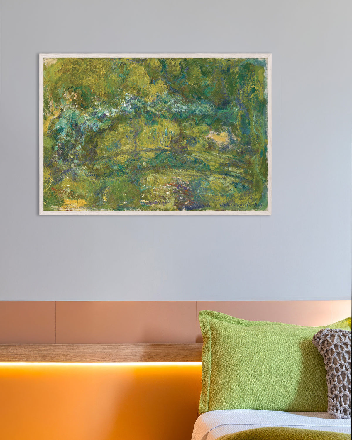 Poster Gångbron över näckrosdammen (1919) av Claude Monet med vit träram