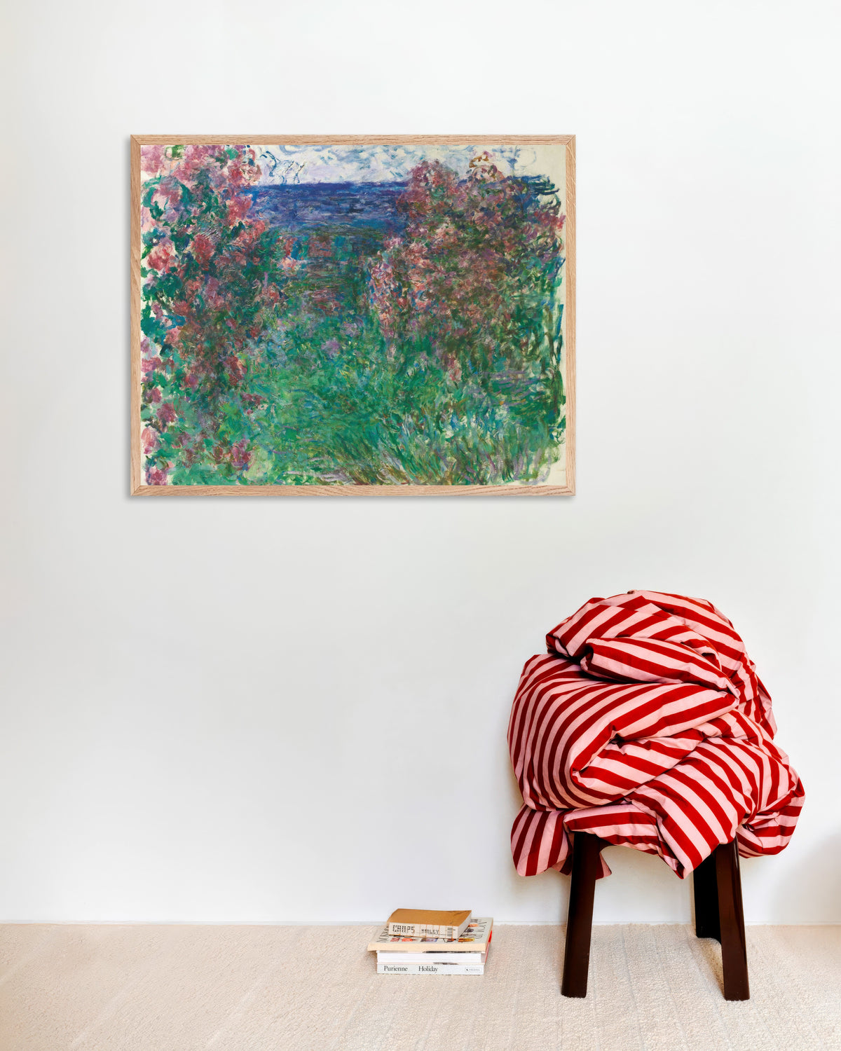 Poster Huset bland rosorna (ca 1925) av Claude Monet med ram i naturträ