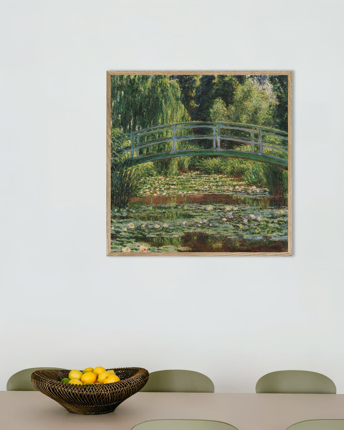 Poster Den japanska bron och näckrosdammen, Giverny (1899) av Claude Monet med ram i naturträ