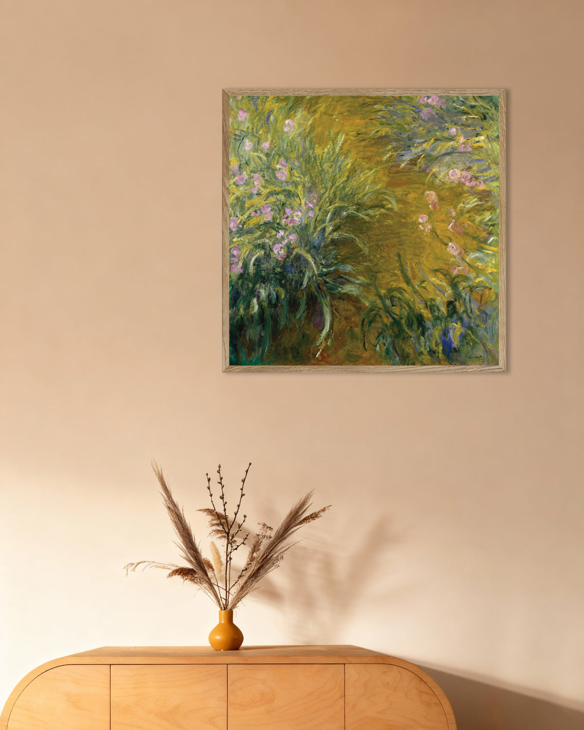 Poster Stigen genom irisarna (1914–1917) av Claude Monet med ram i naturträ