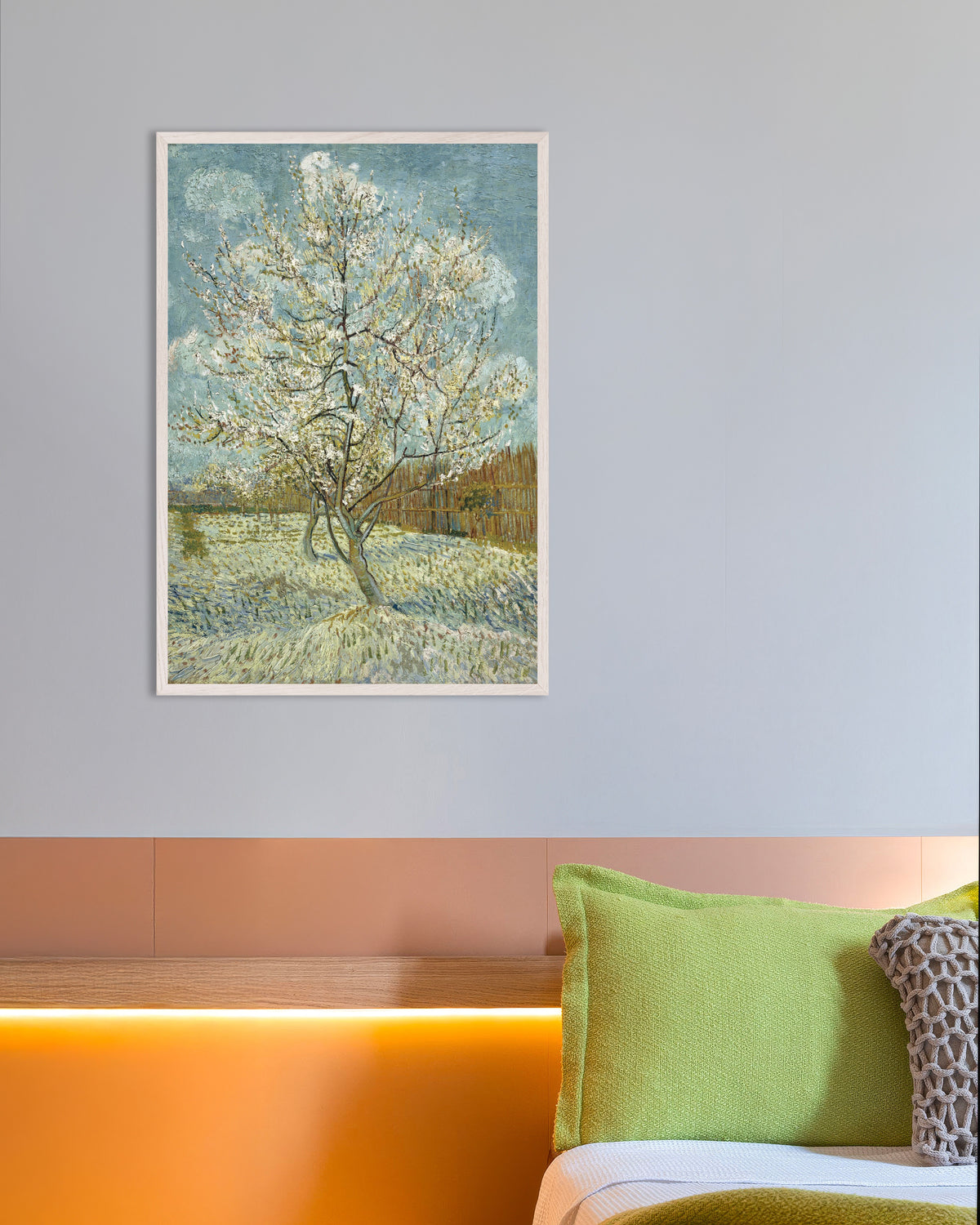 Poster av Det rosa persikoträdet (1888) av Vincent van Gogh, med vit träram