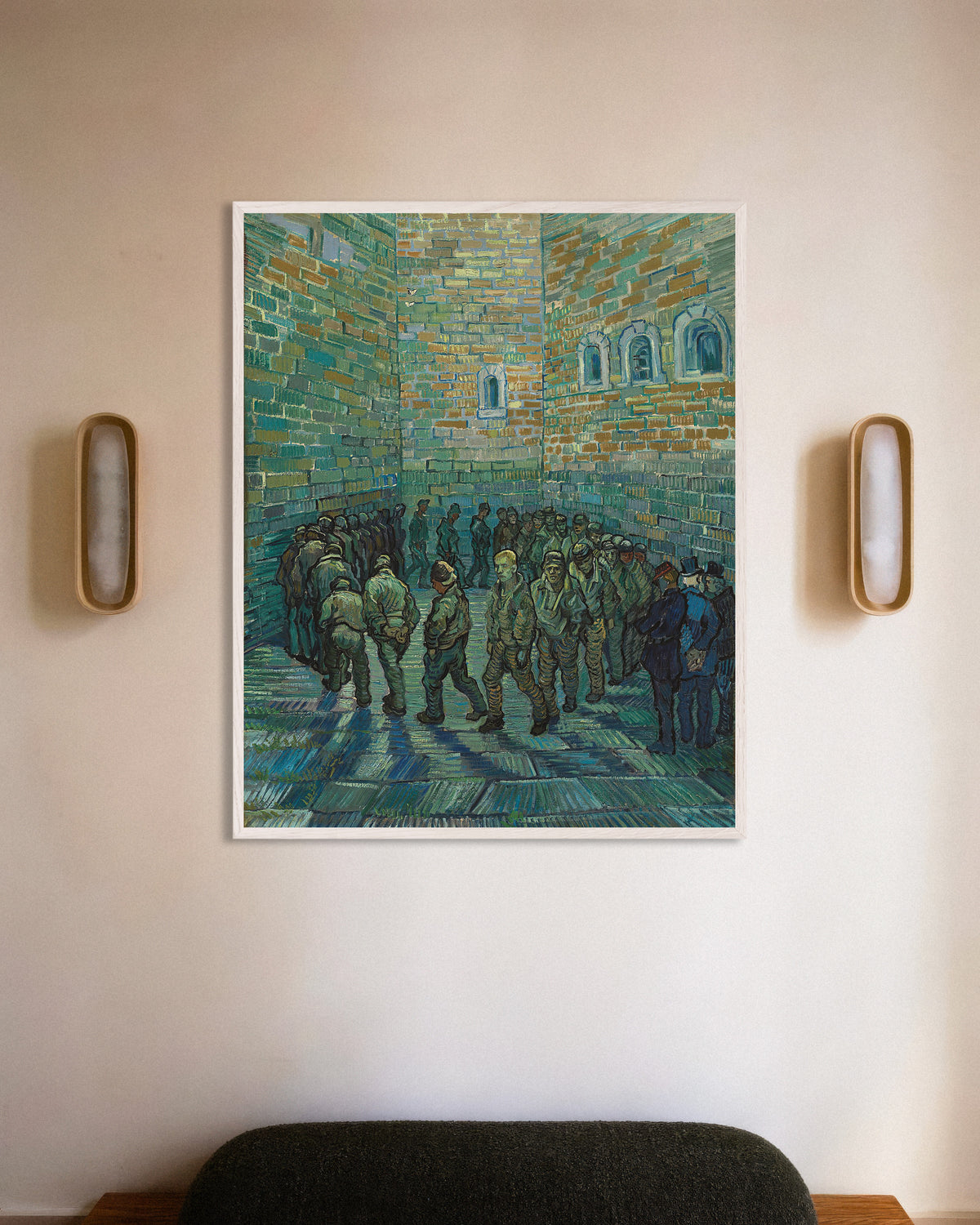 Poster med Fängelsegården, efter Doré (1890) av Vincent van Gogh, med vit träram