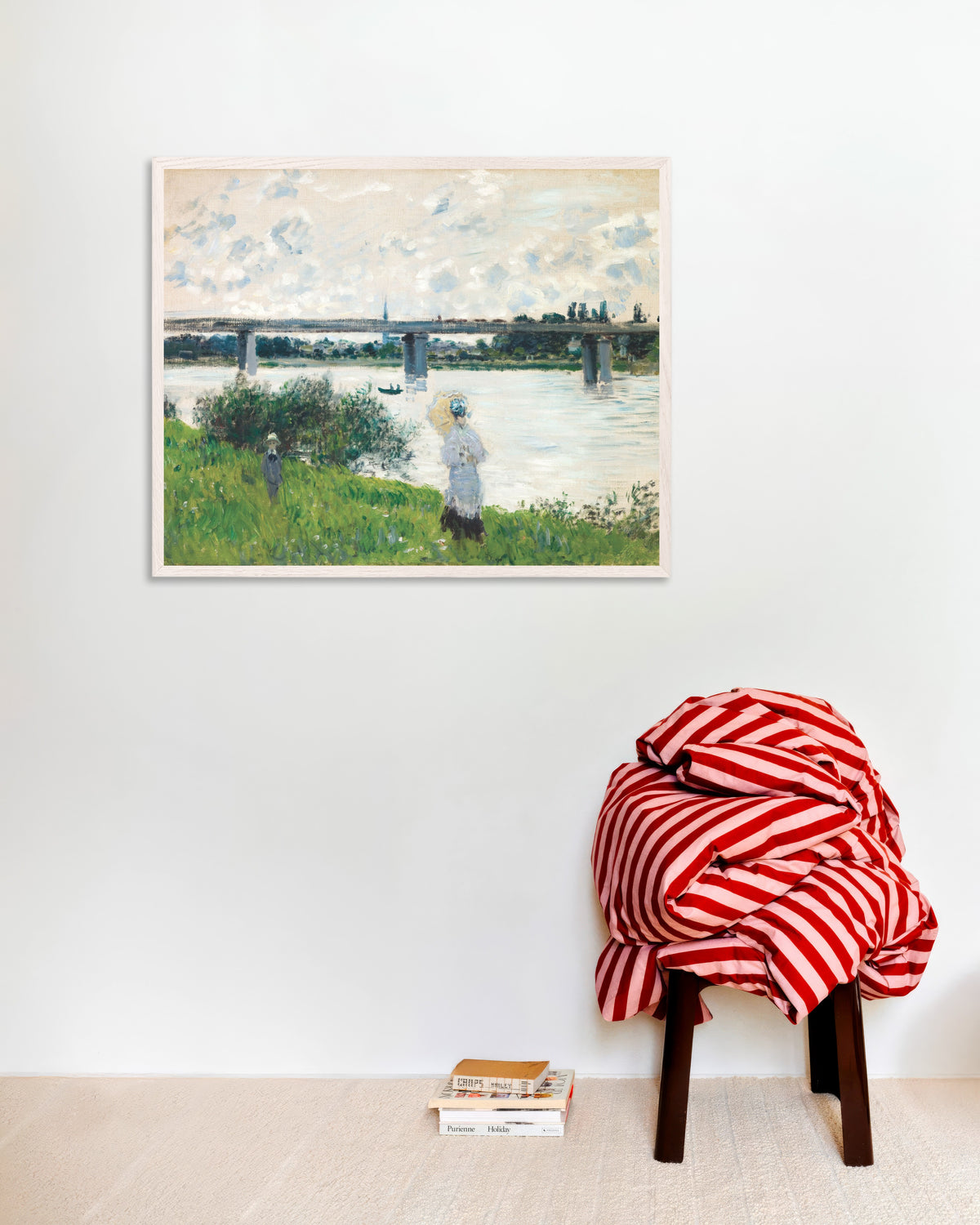 Poster Promenad vid järnvägsbron, Argenteuil (1874) av Claude Monet med vit träram