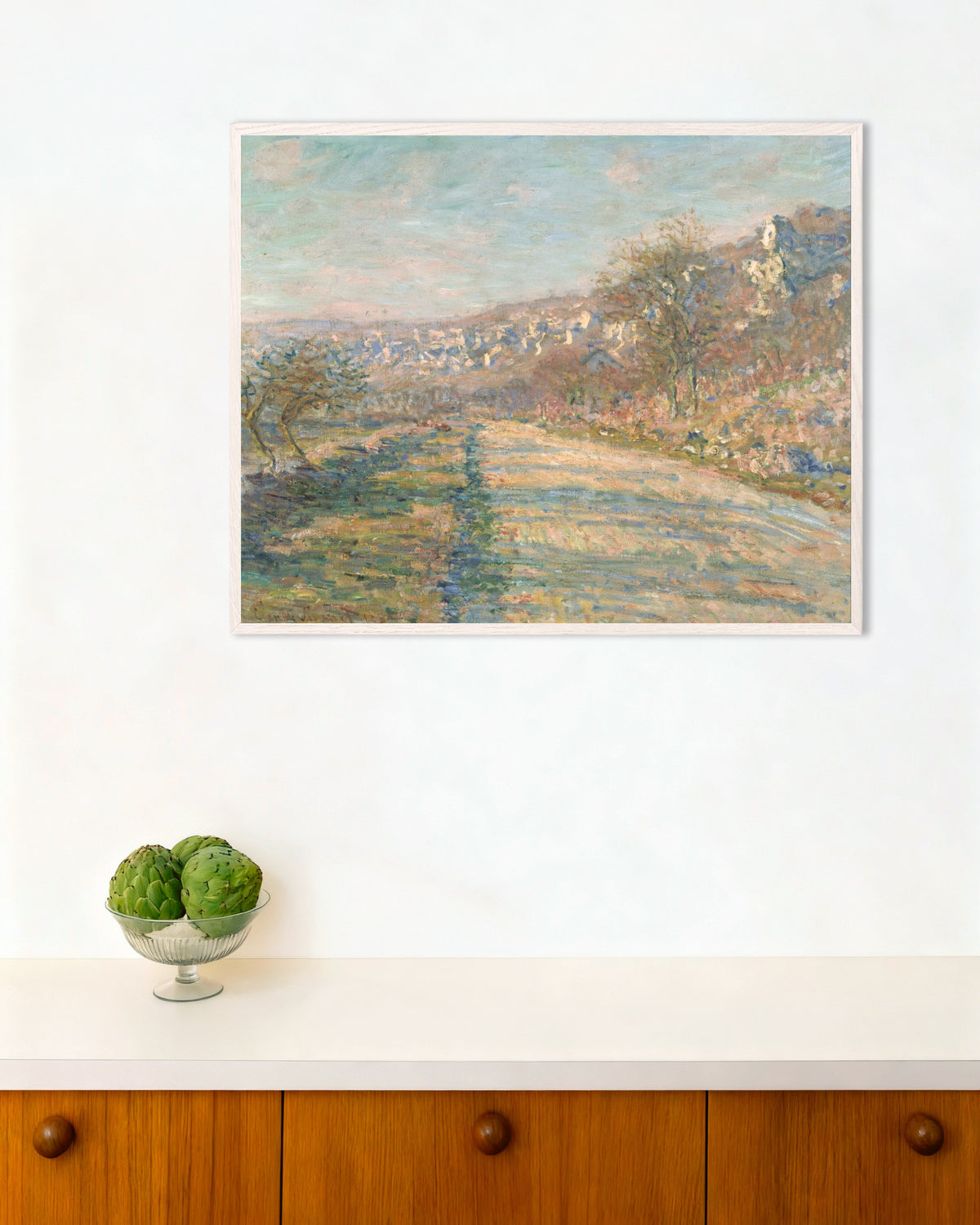 Poster Vägen till La Roche-Guyon (1880) av Claude Monet med vit träram