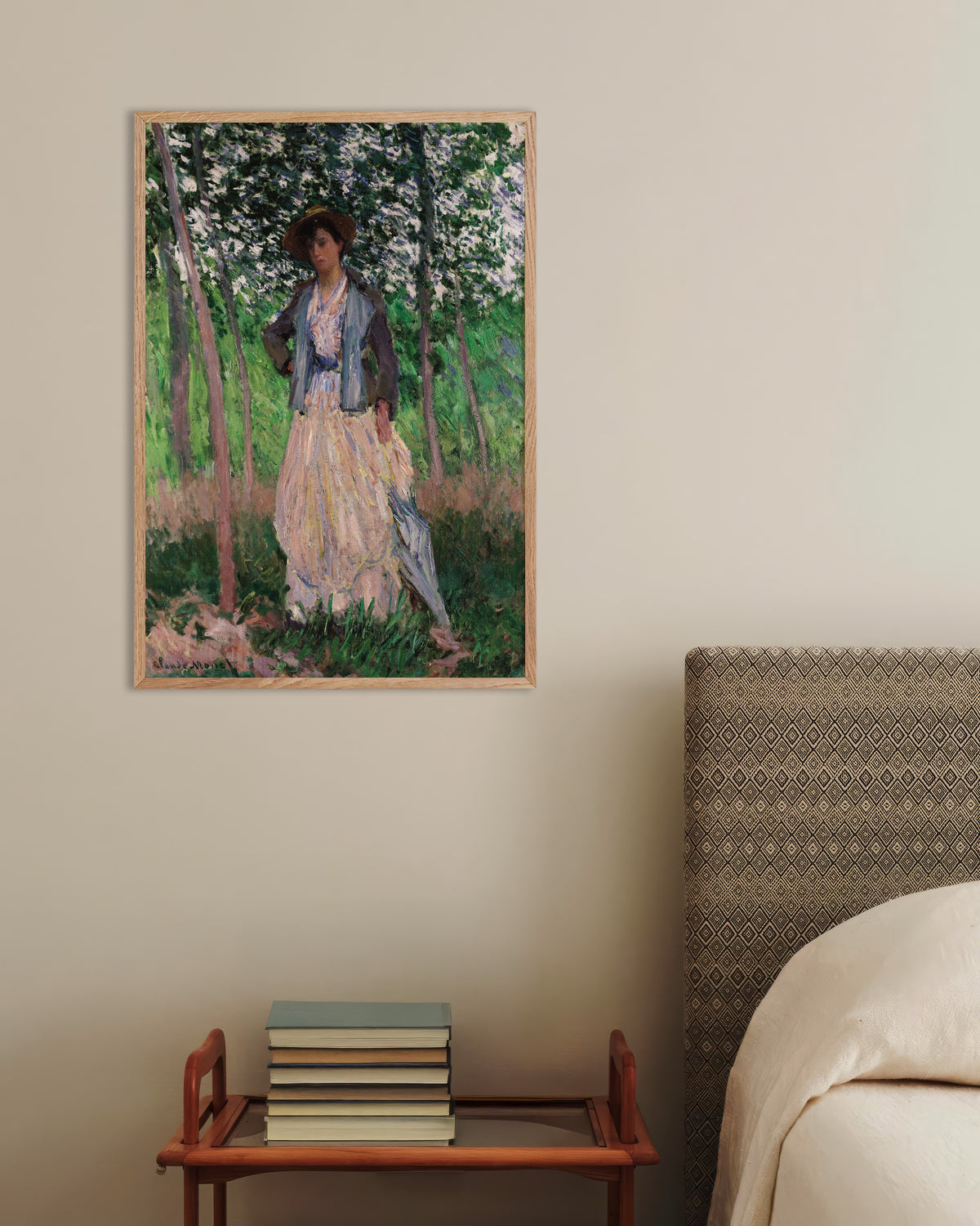 Poster Promenerande kvinna, Suzanne Hoschedé (1887) av Claude Monet med ram i naturträ