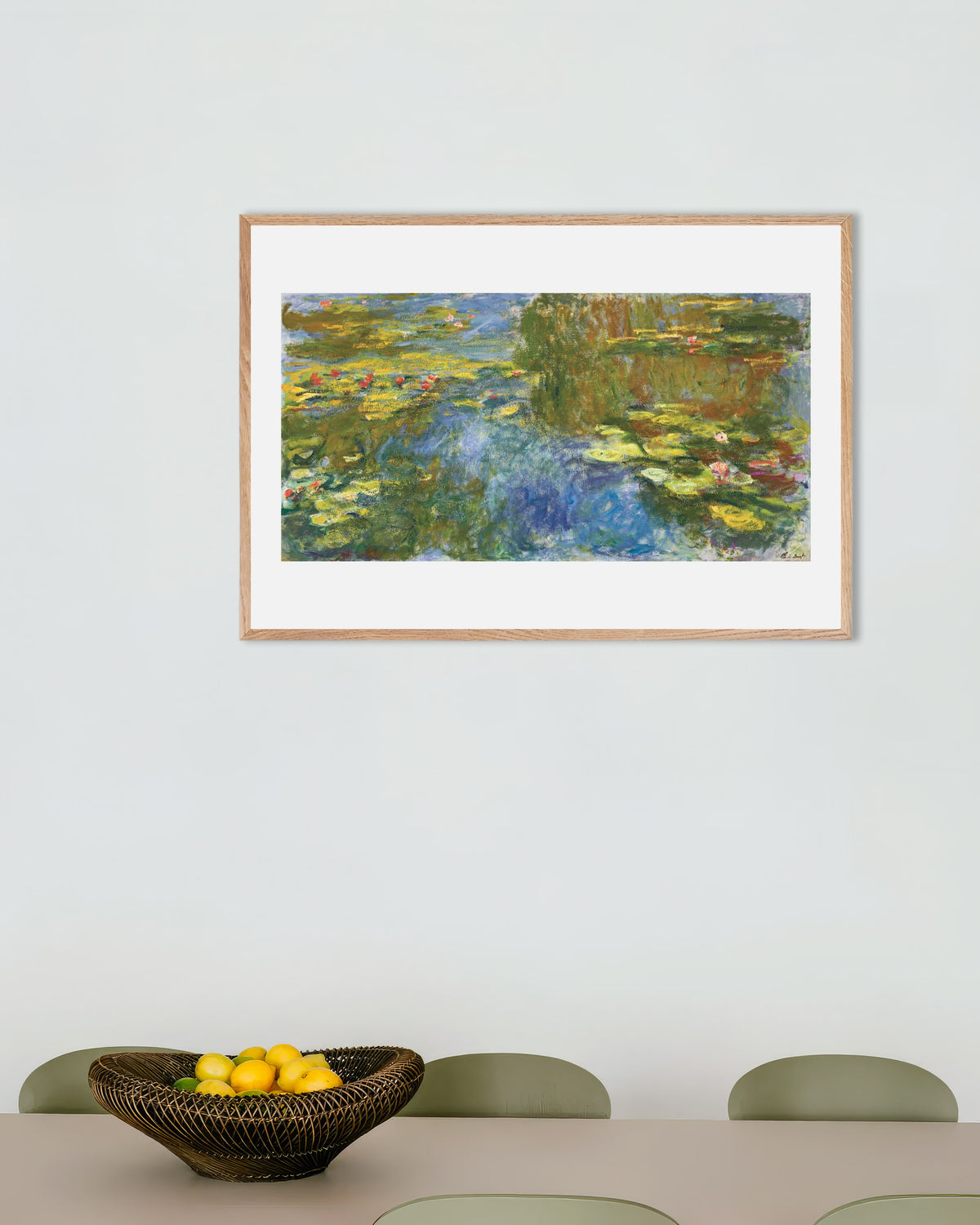 Poster Näckrosdammen (ca 1917–1919) av Claude Monet med ram i naturträ