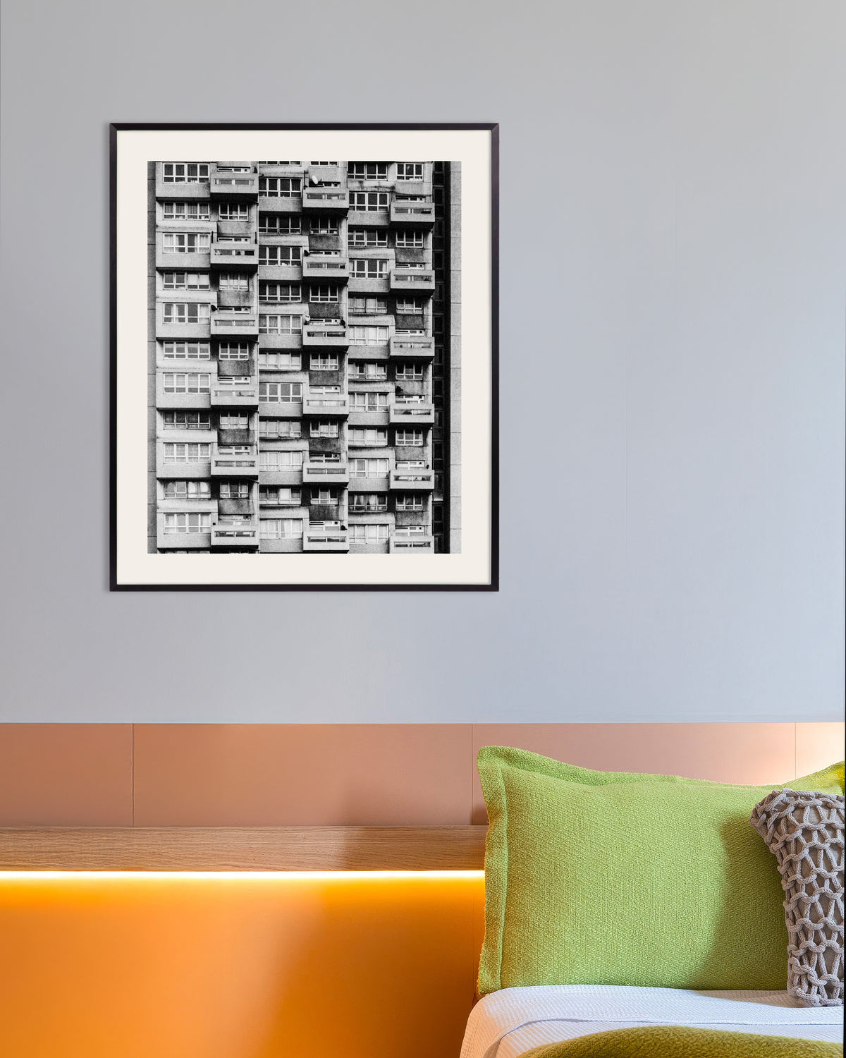 Poster ”Höghusfasad med balkonger”, med metallram
