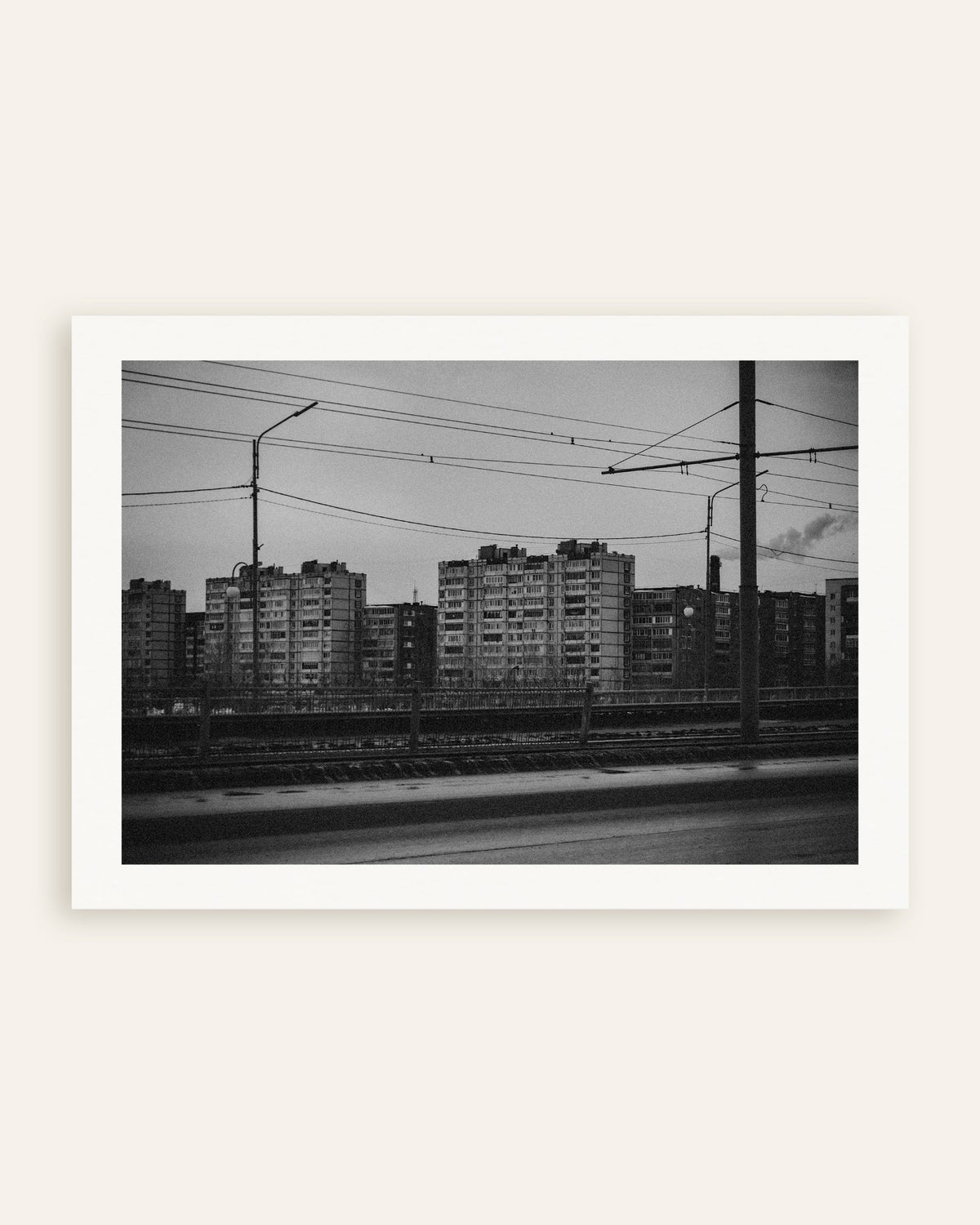 Poster ”Höghus bortom spårvagnsledningarna”, miniatyr