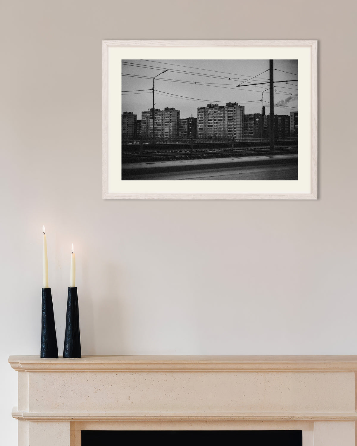 Poster ”Höghus bortom spårvagnsledningarna”, med vit träram