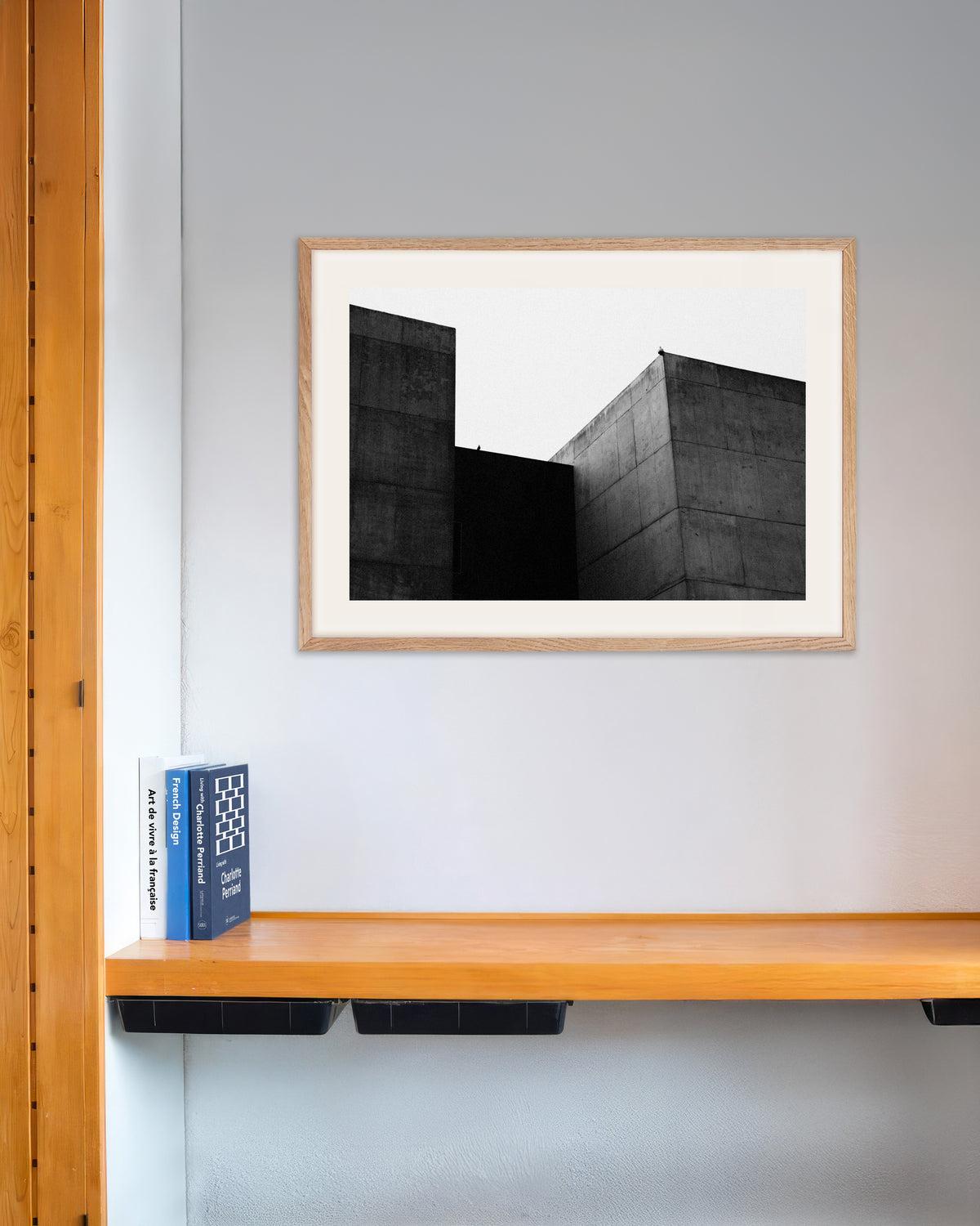 Poster ”Två betongblock och en fågel”, med ram i naturträ