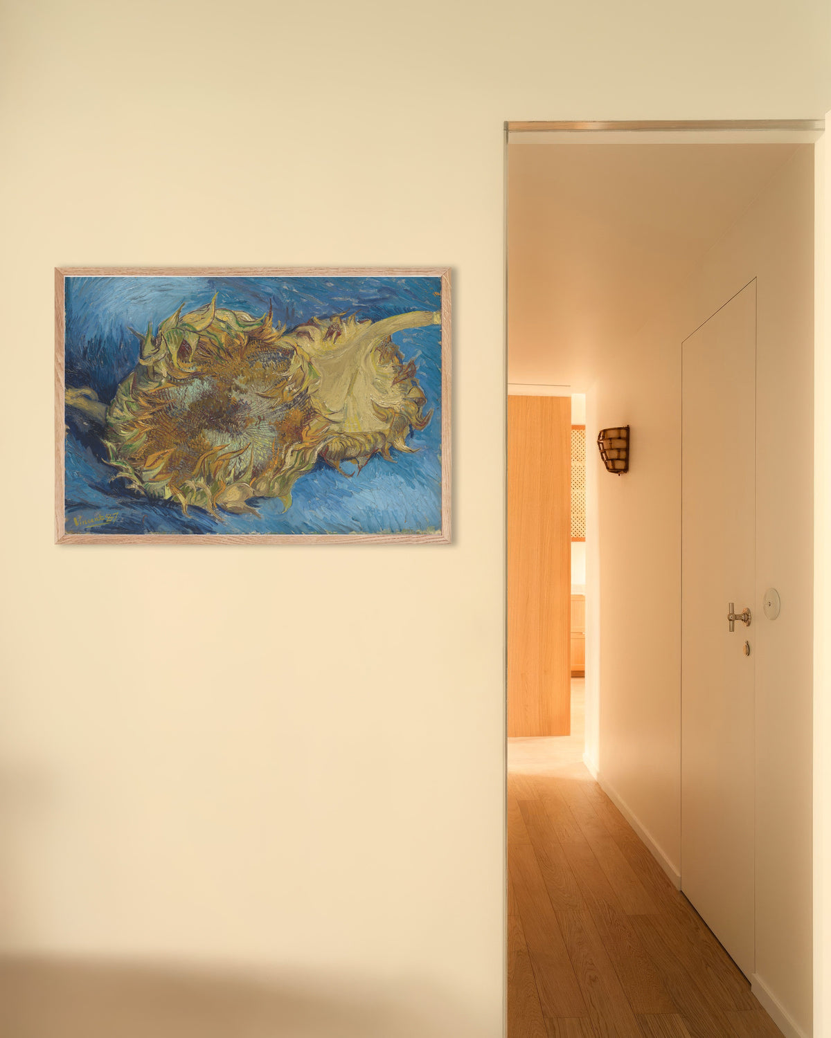 Poster med Två avskurna solrosor (1887) av Vincent van Gogh, med ram i naturträ