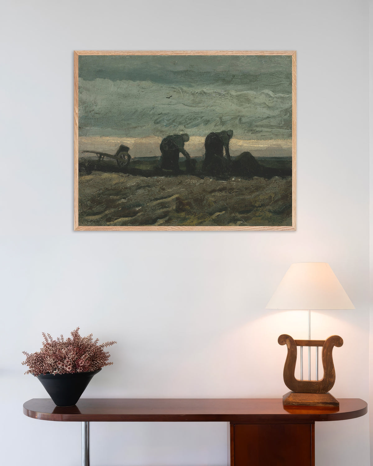 Poster med Två kvinnor på heden (1883) av Vincent van Gogh, med ram av naturfärgat trä