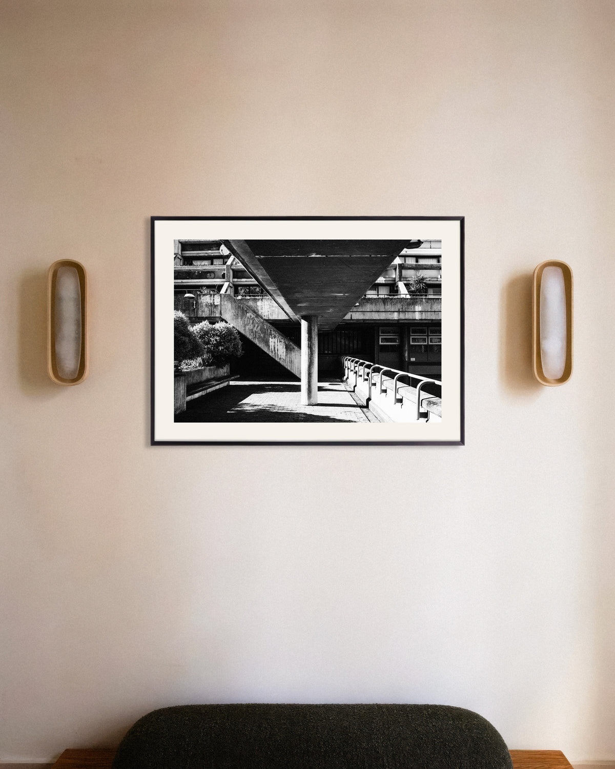 Poster ”Under betonggångbron”, med metallram