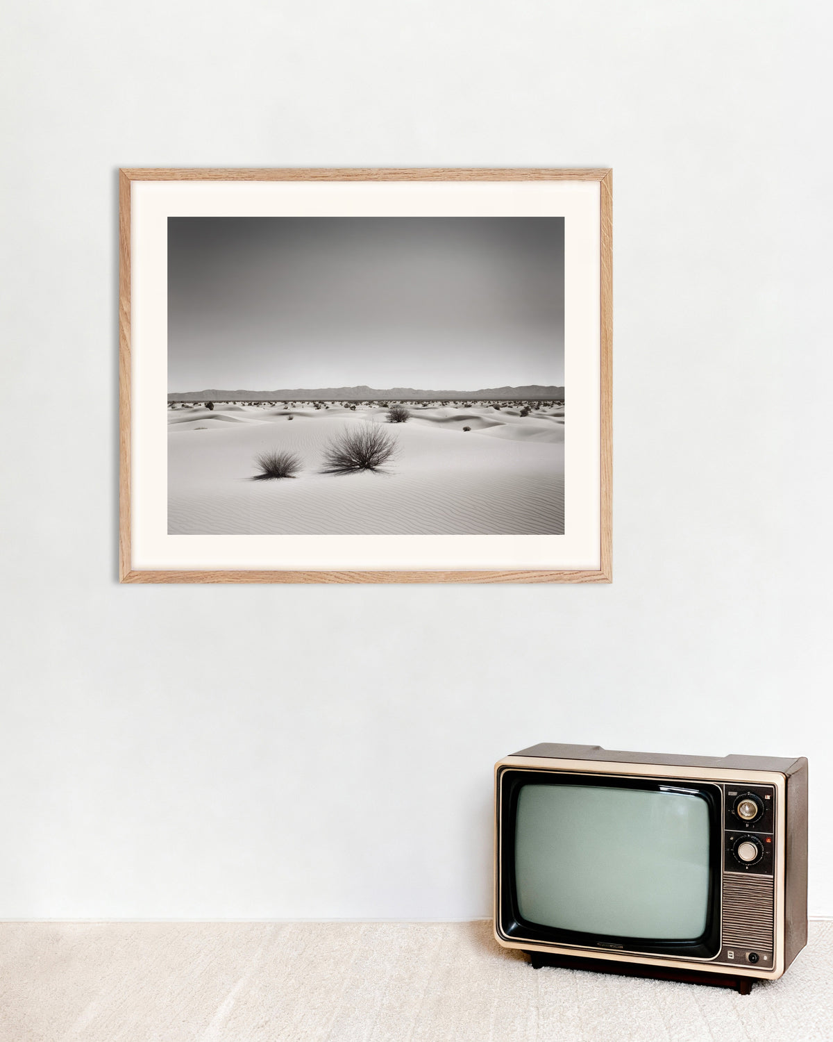 Poster med Urbana, svartvita abstrakta utforskningar, Desert, med ram i naturträ