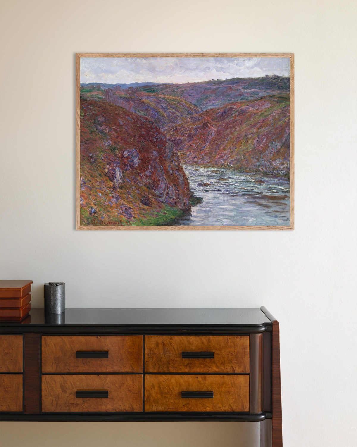 Poster Creusedalen, grå dag (1889) av Claude Monet med ram i naturträ