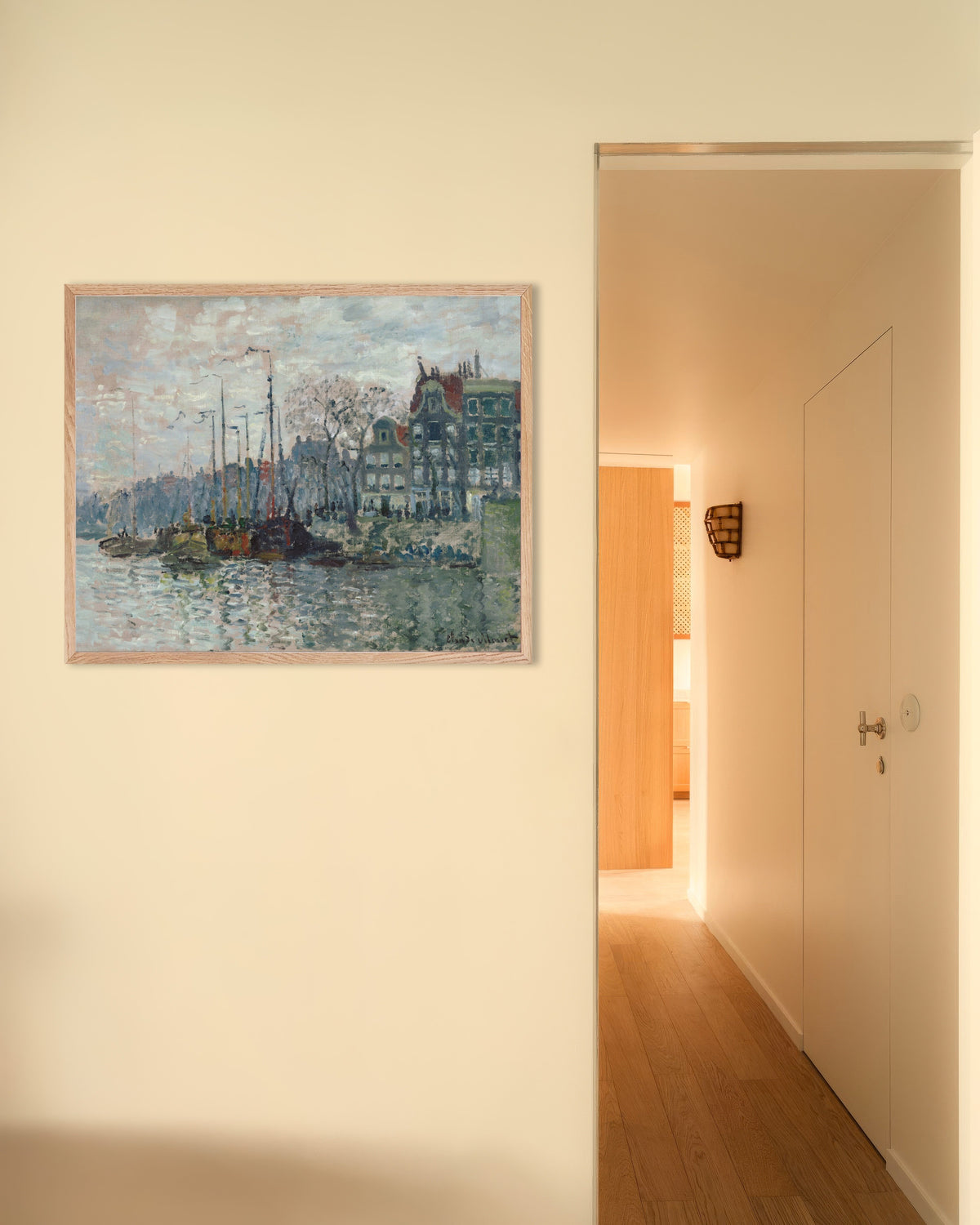 Poster Utsikt över Prins Hendrikkade och Kromme Waal i Amsterdam (1874) av Claude Monet med ram i naturträ
