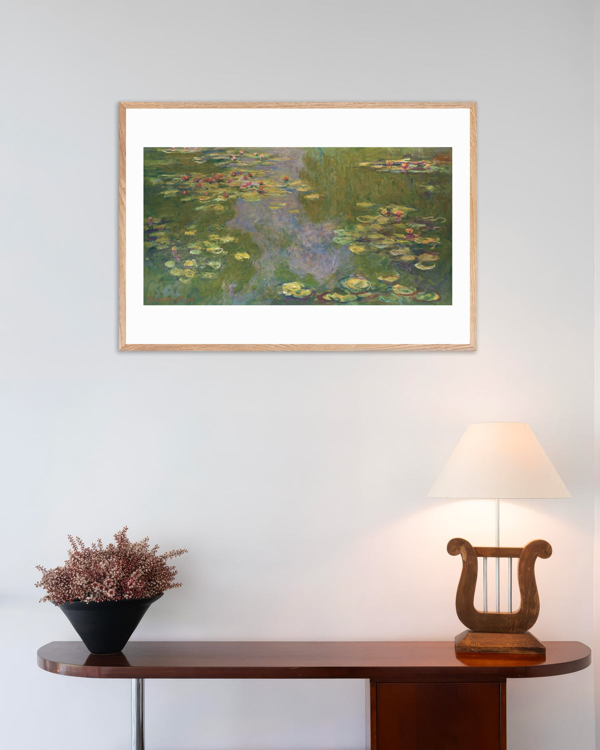 Poster Näckrosor (1919) av Claude Monet med ram i naturträ