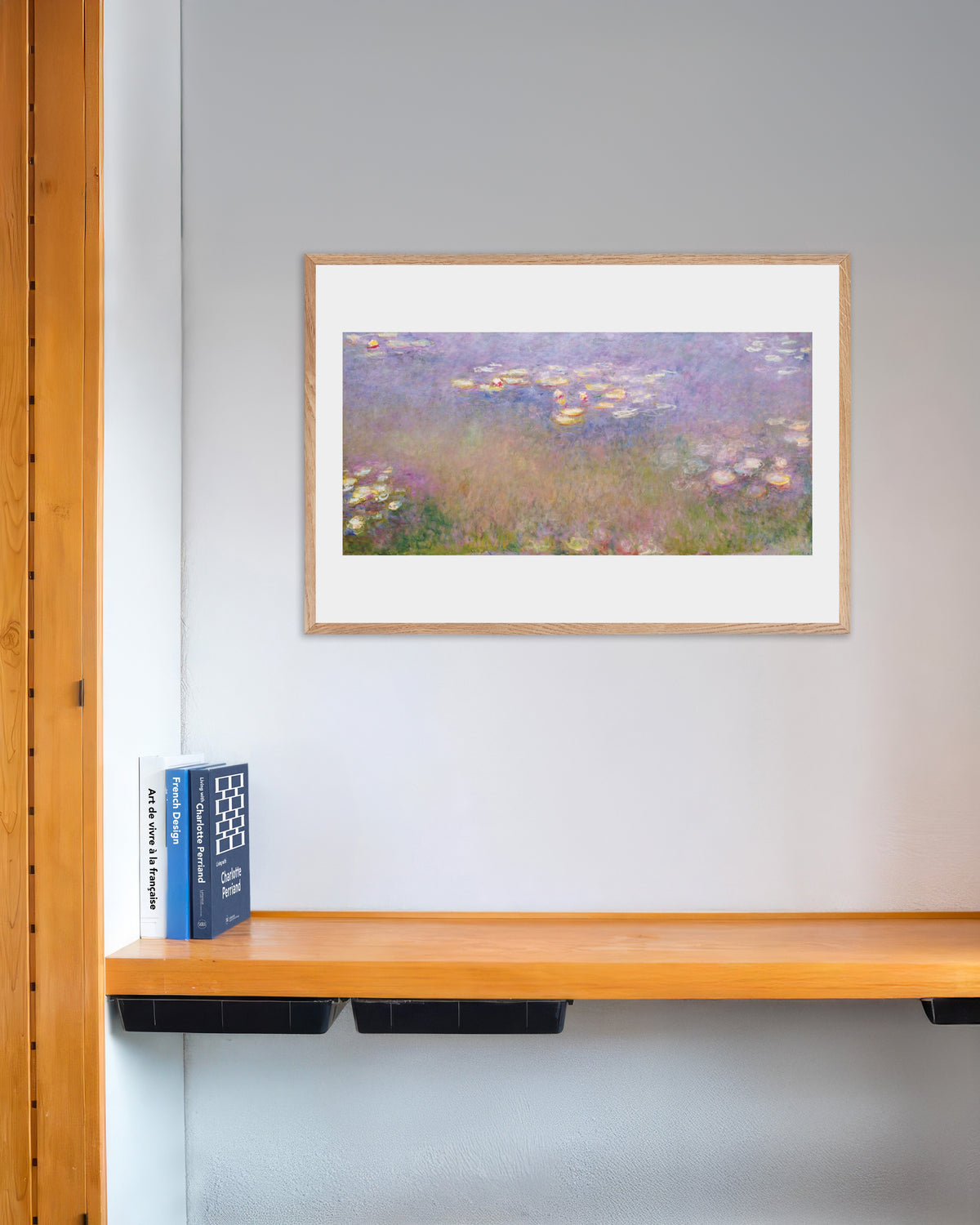 Poster Näckrosor (ca 1915–1926) av Claude Monet med ram i naturträ