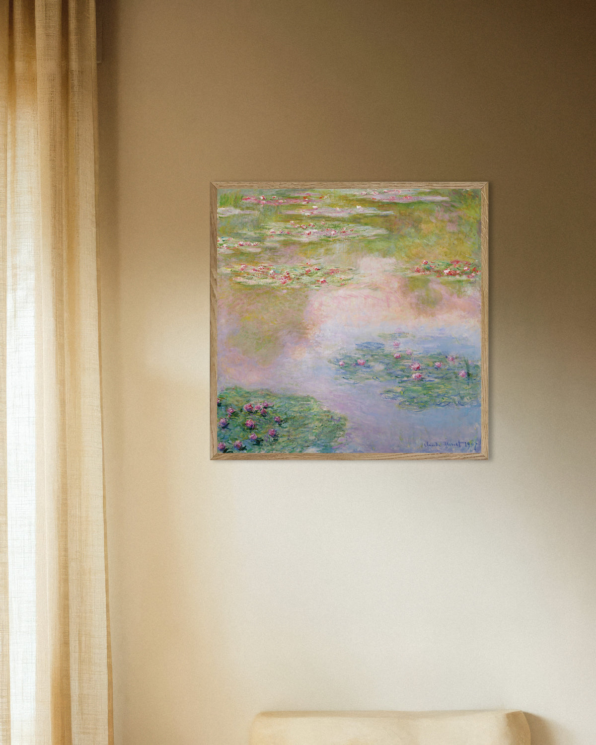 Poster Näckrosor, rosa speglingar (1907) av Claude Monet med ram i naturträ
