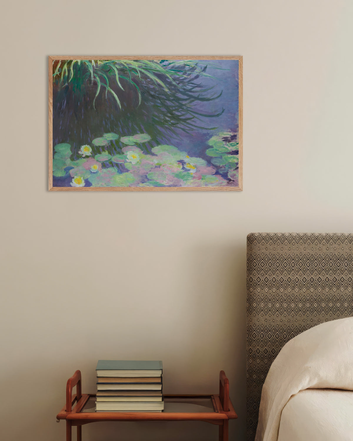 Poster Näckrosor med speglingar av högt gräs (1914–1917) av Claude Monet med ram i naturträ