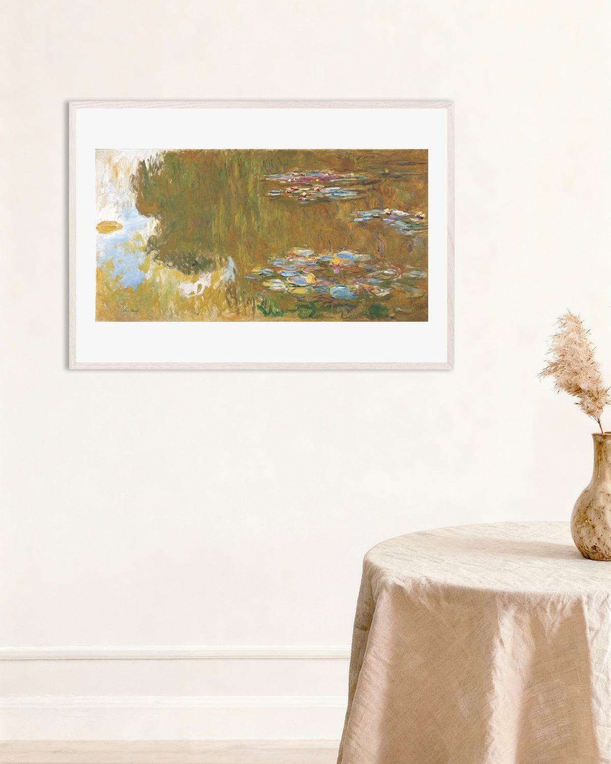 Poster Näckrosdamm med speglingar av pil (ca 1917–1919) av Claude Monet med vit träram