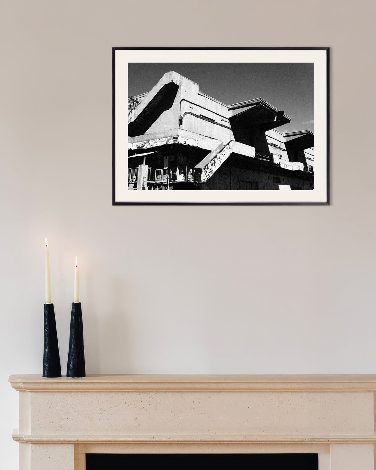 Poster ”Väderbiten betongpaviljong”, med metallram