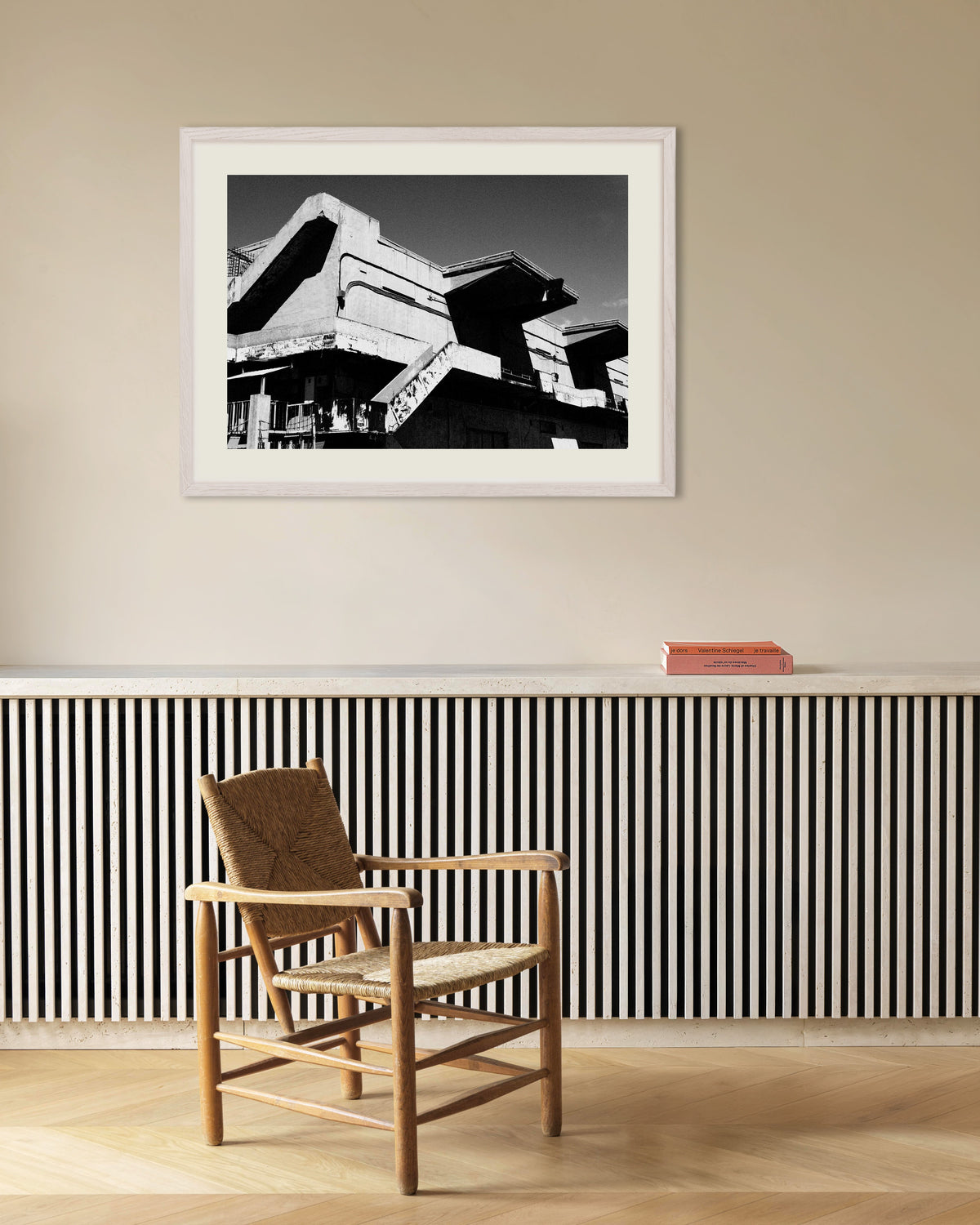 Poster ”Väderbiten betongpaviljong”, med vit träram
