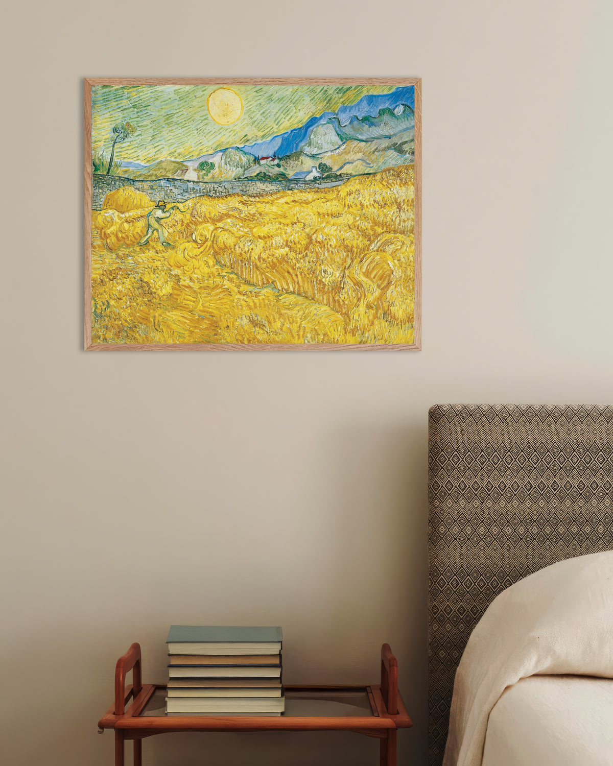 Poster av Vetefält bakom Saint-Paul-sjukhuset med en skördeman (1889) av Vincent van Gogh, med träram i naturfärg