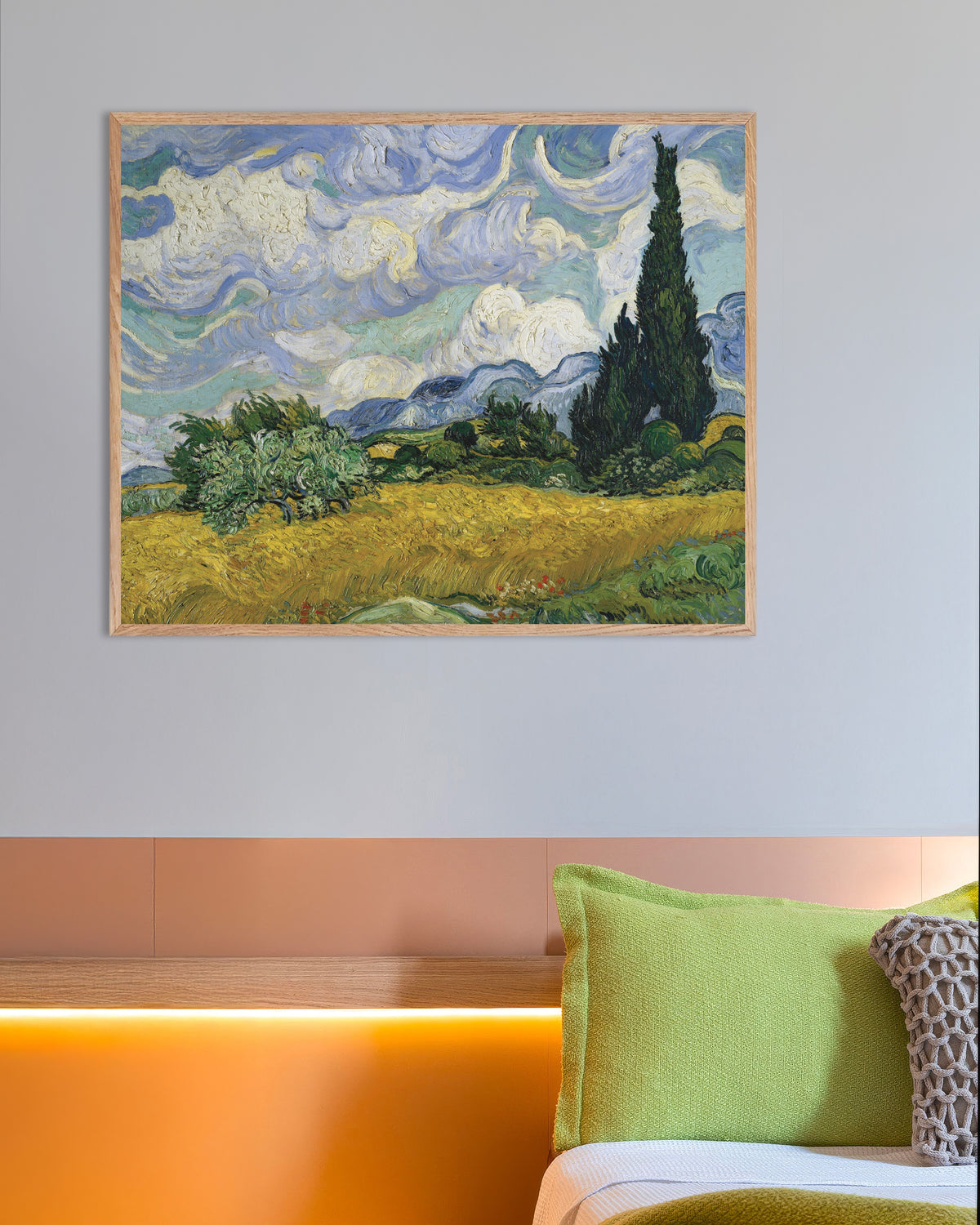 Poster av Vetefält med cypresser (1889) av Vincent van Gogh, med ram av naturträ