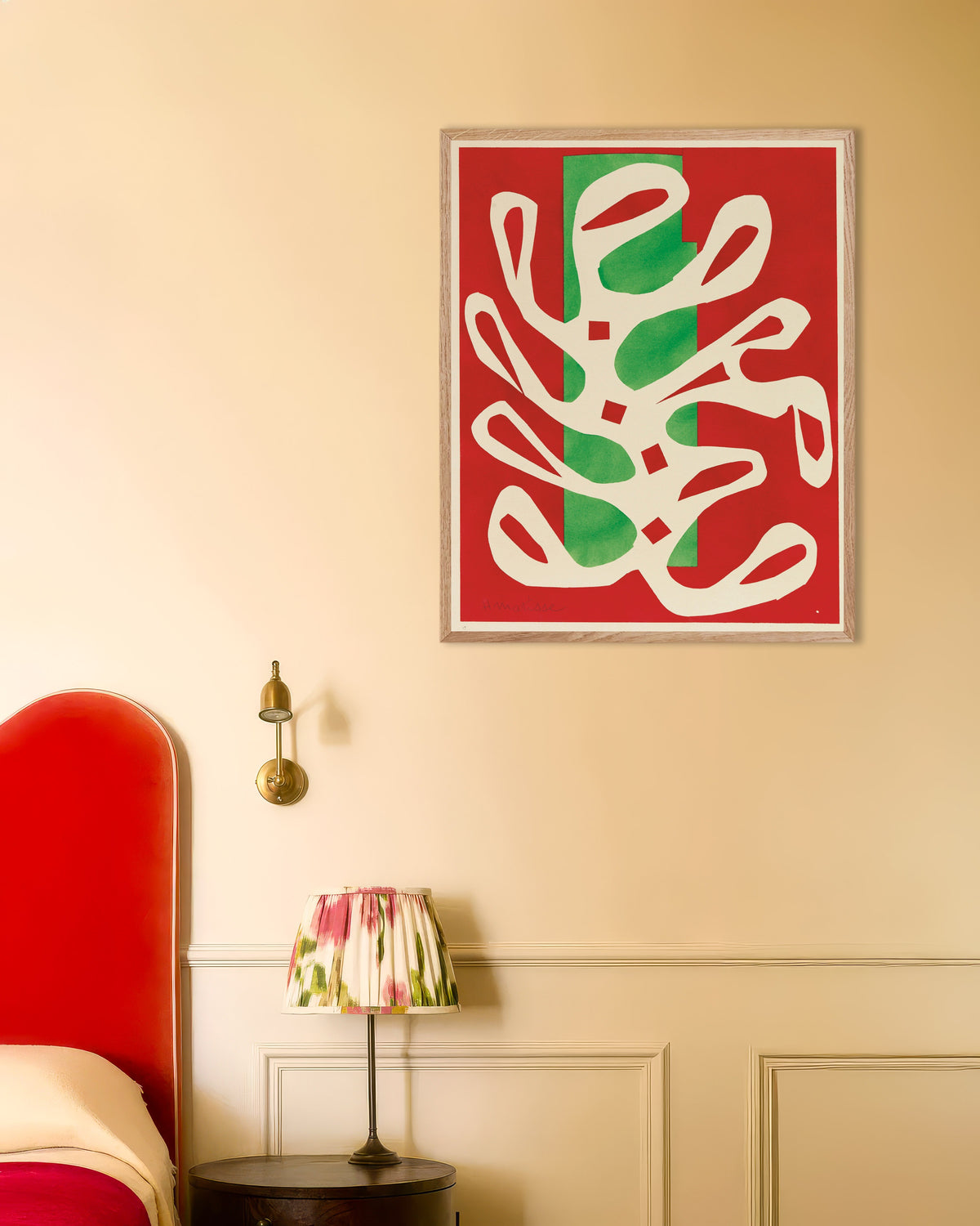 Poster med Vit alg på röd och grön bakgrund (1947) av Henri Matisse, med ram i naturträ