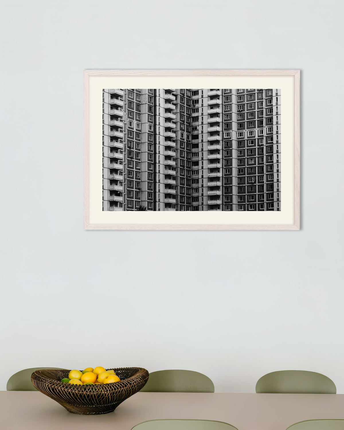 Poster ”Fönsterrutnät i ett höghus”, med vit träram