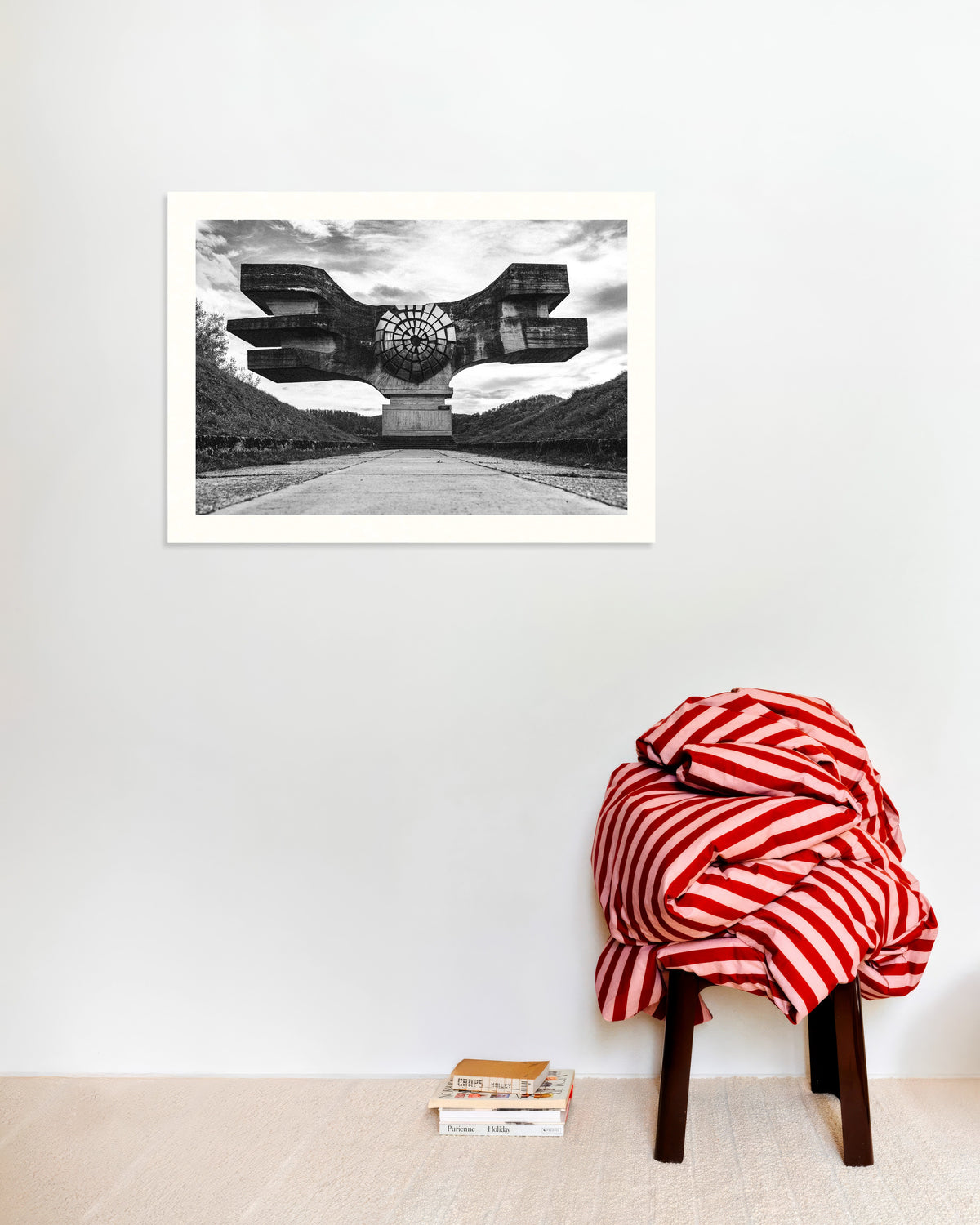 Poster ”Bevingat monument vid vägens slut”