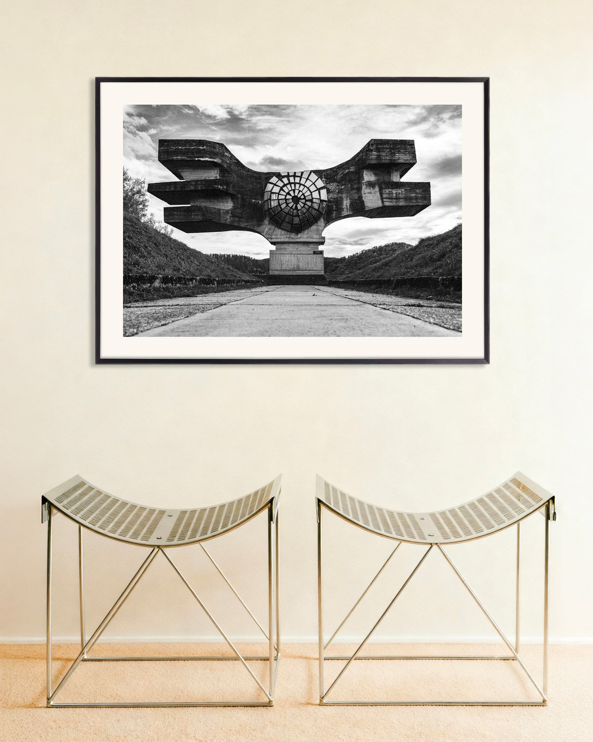 Poster ”Bevingat monument vid vägens slut”, med metallram