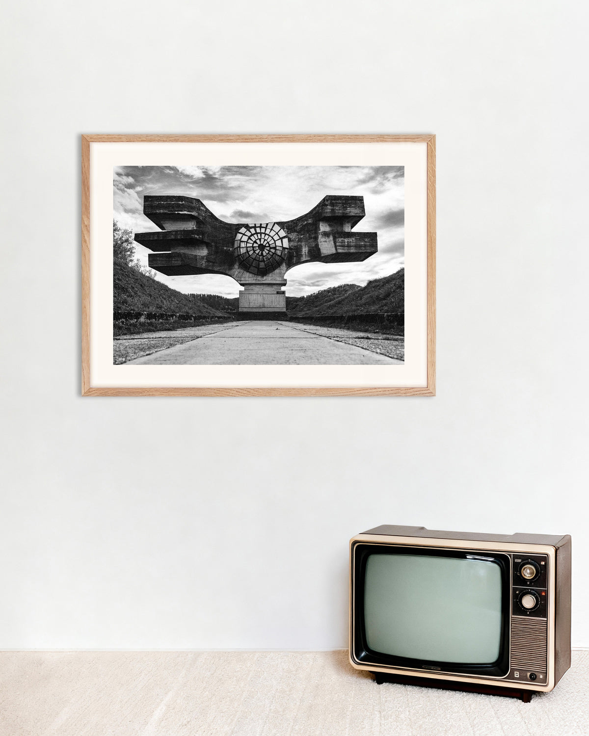 Poster ”Bevingat monument vid vägens slut”, med ram i naturträ