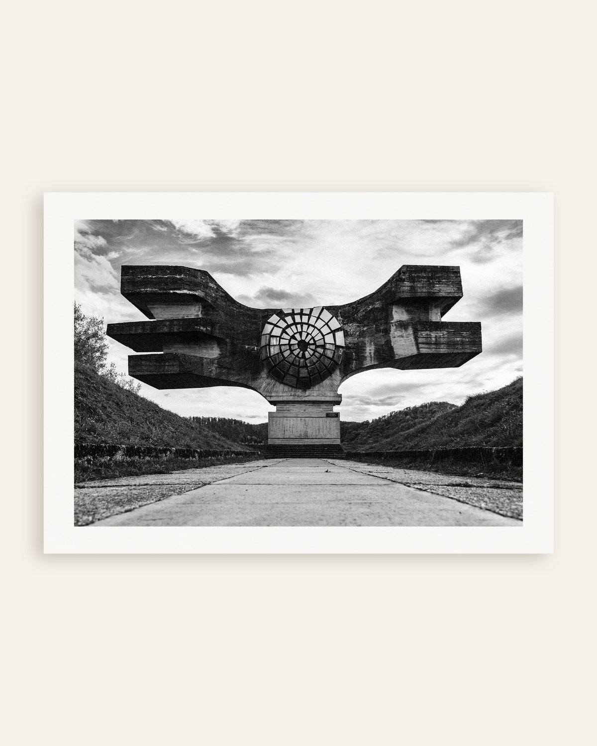 Poster ”Bevingat monument vid vägens slut”, miniatyr