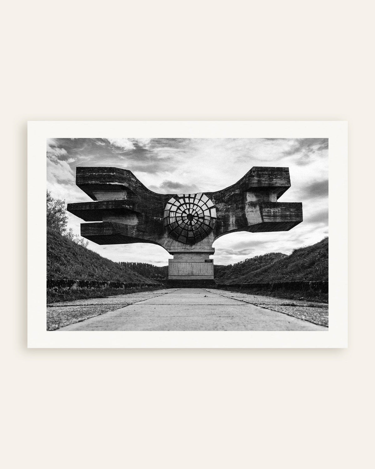 Poster ”Bevingat monument vid vägens slut”, miniatyr