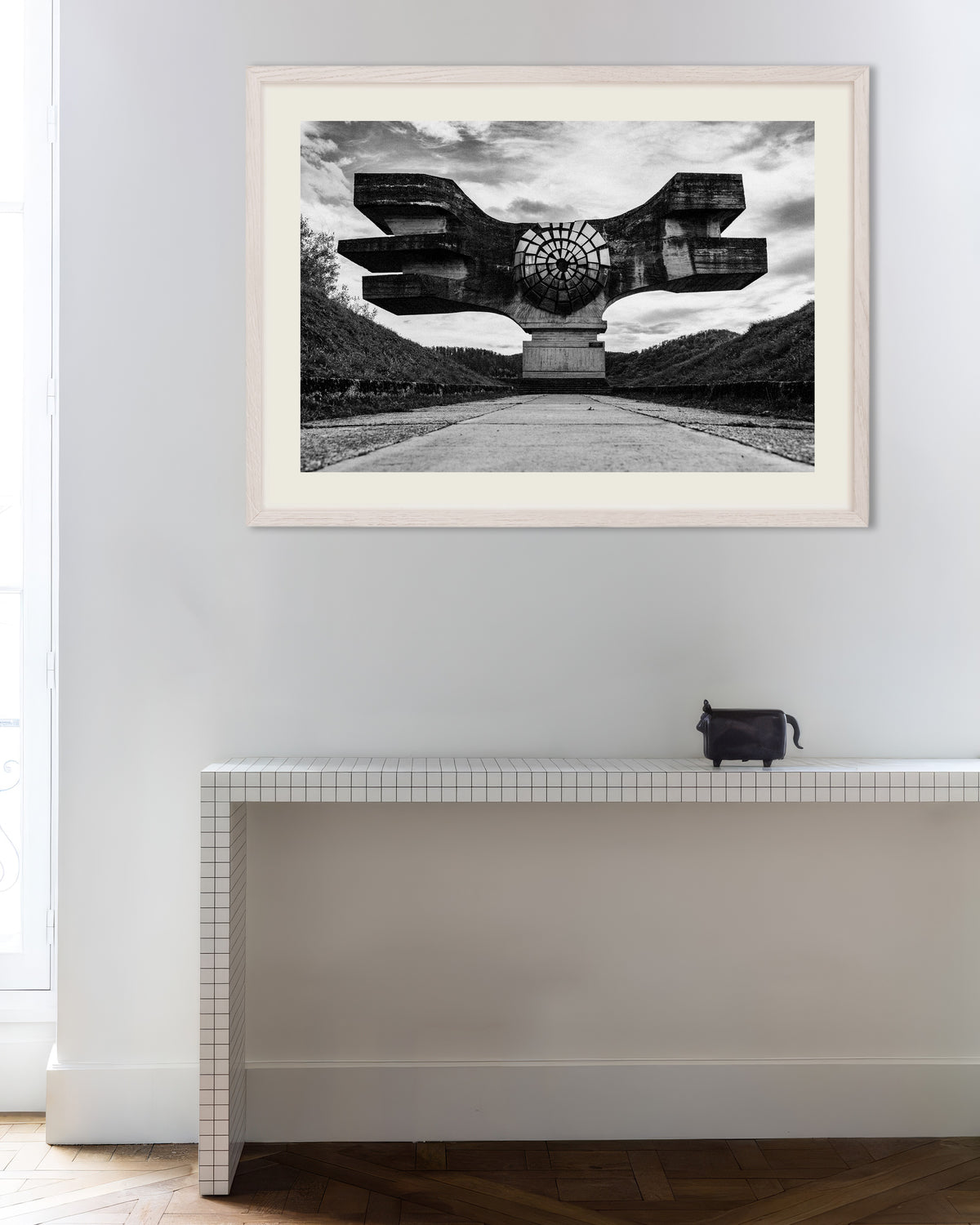Poster ”Bevingat monument vid vägens slut”, med vit träram
