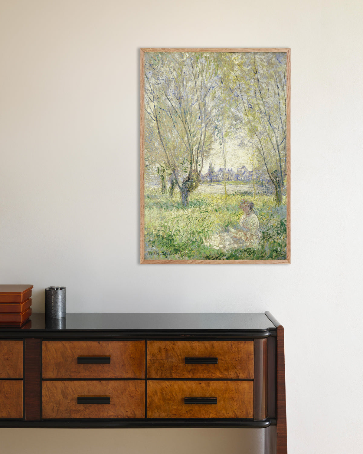 Poster Kvinna under pilträden (1880) av Claude Monet med ram i naturträ